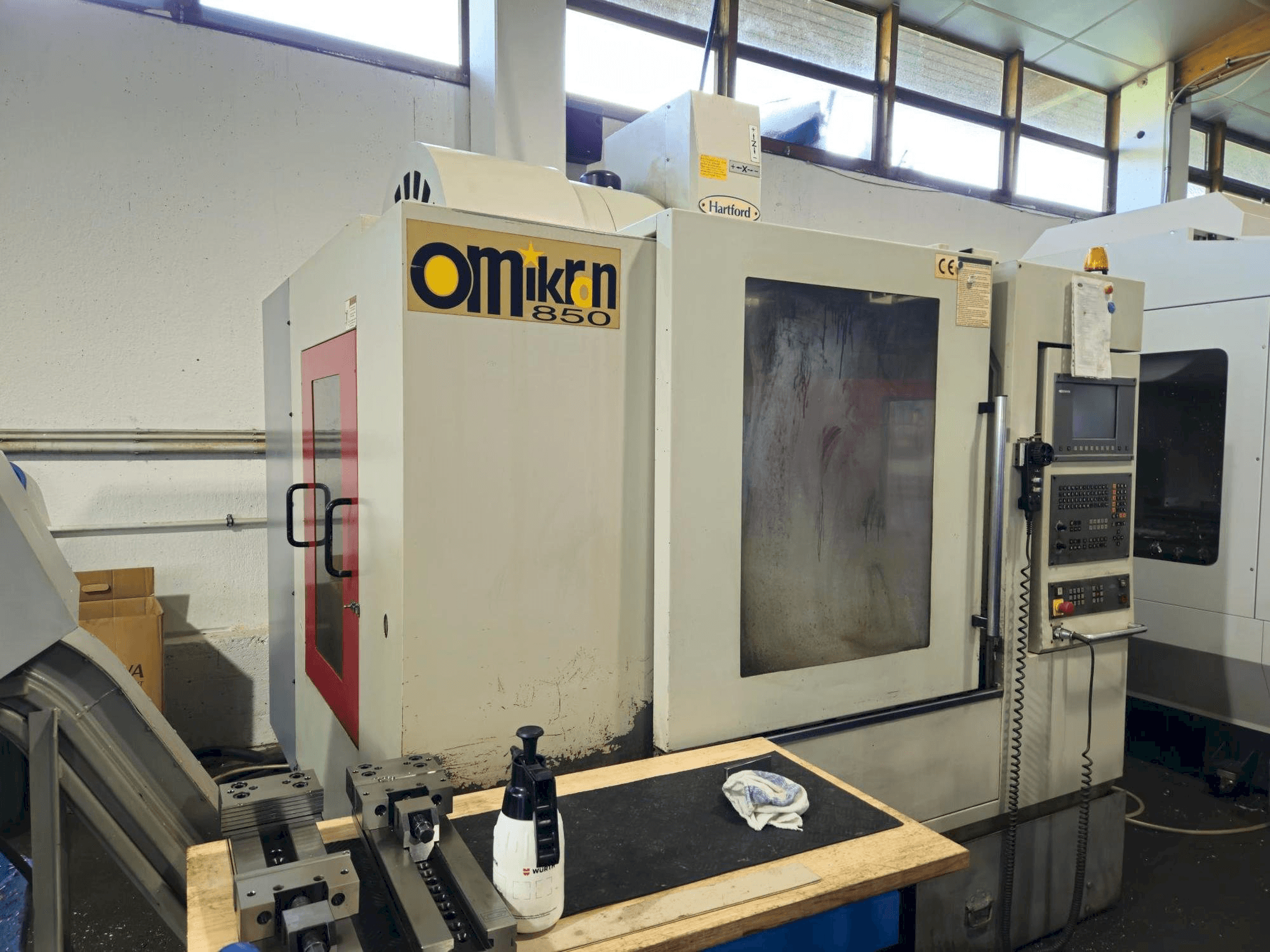 Mašīnas Hartford VMC 850AP pretskats