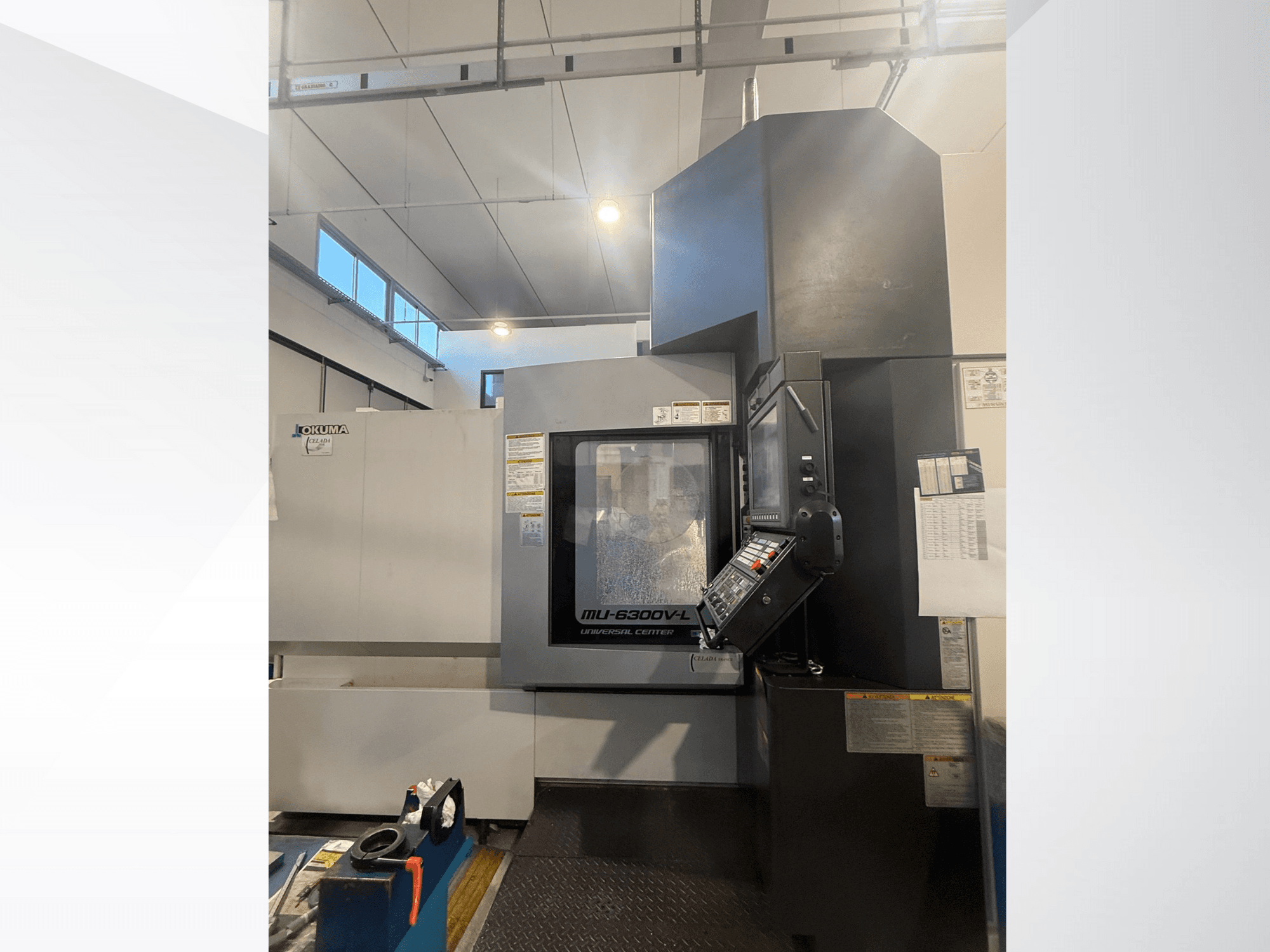 Okuma MU-6300V-L CNC darbagalds no priekšpuses, redzams vadības panelis un drošības marķējums.