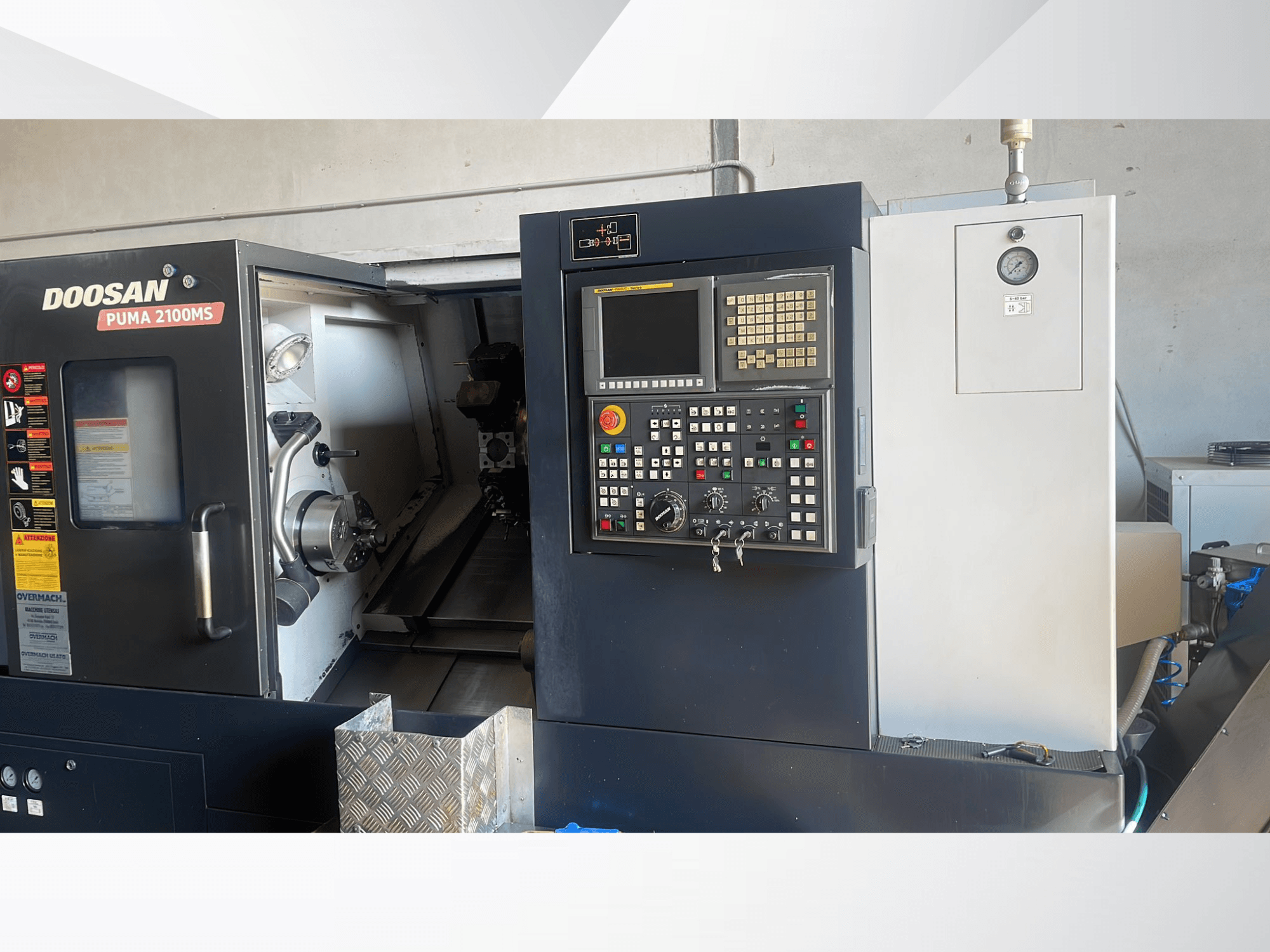 DOOSAN PUMA 2100MS horizontālās virpošanas mašīnas priekšskats, kurā redzams vadības panelis, vārpsta un griešanas instrumenti kameras iekšpusē.