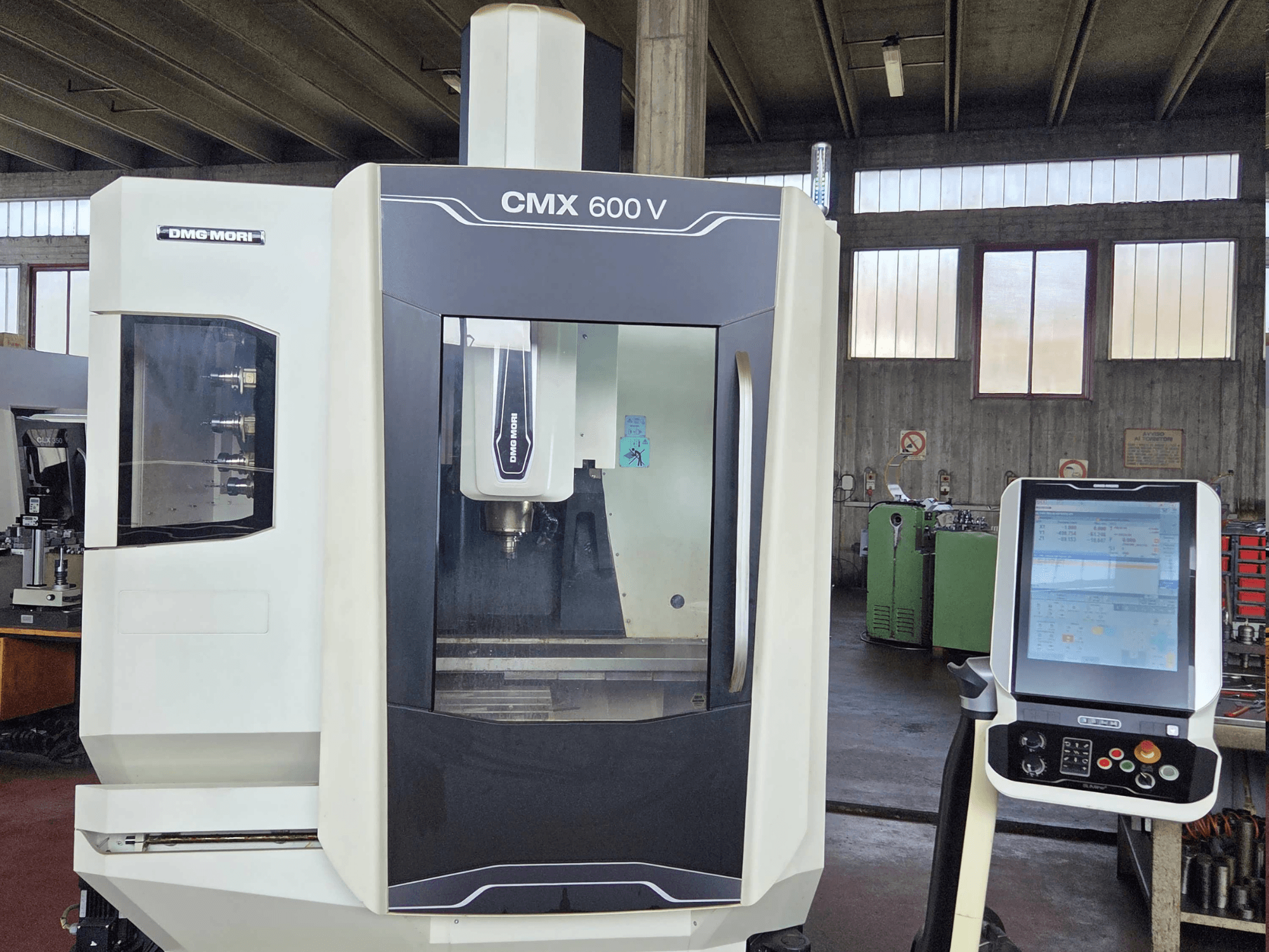 DMG MORI CMX 600V vertikālais apstrādes centrs, skats no priekšpuses, kurā redzams vadības panelis un vārpstas zonas detaļas.