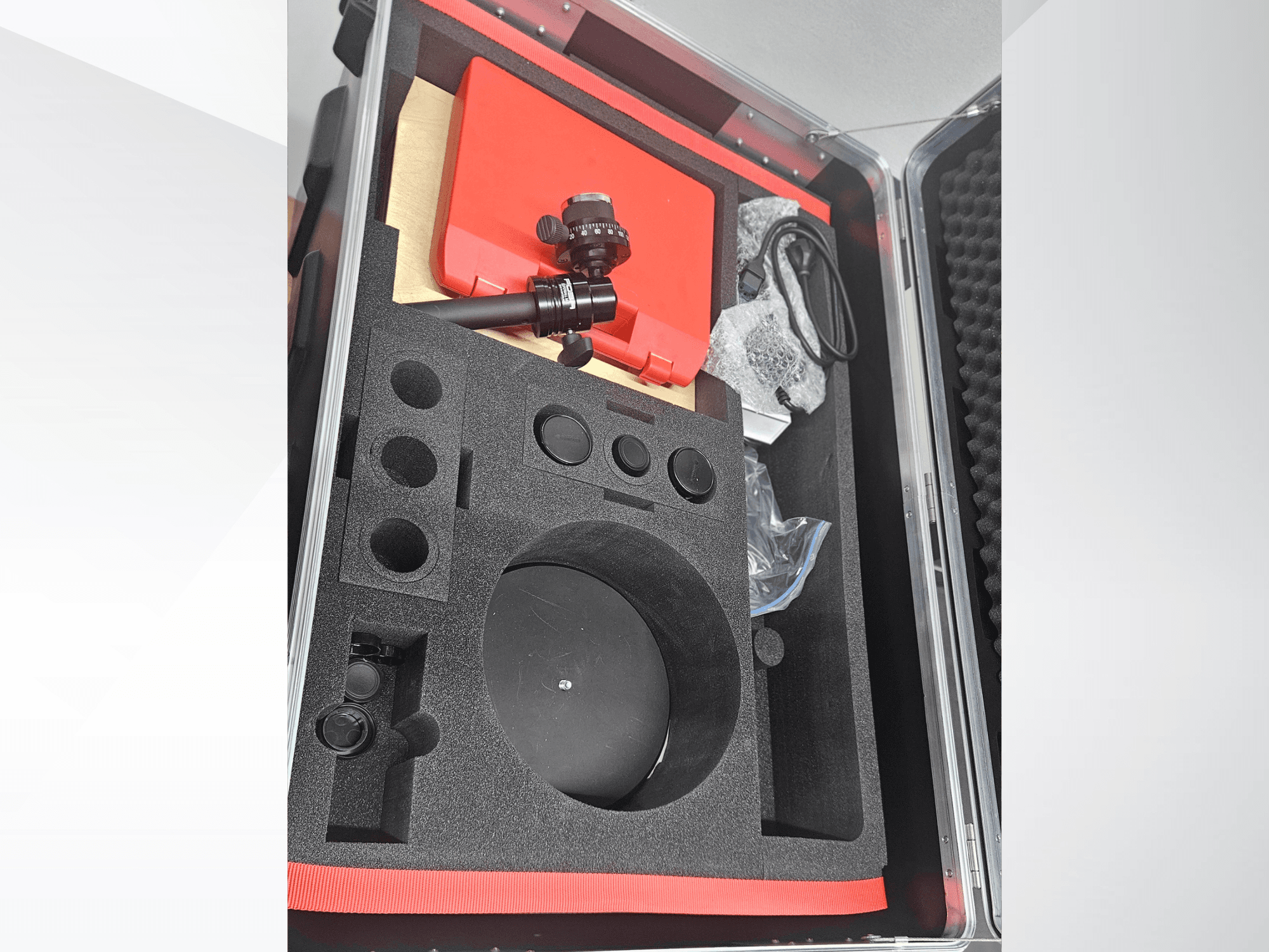 ZEISS GOM ATOS 5 optiskās mērīšanas iekārtas komponenti putuplasta futrālī, ar objektīvu, piederumiem un aizsargapvalku.