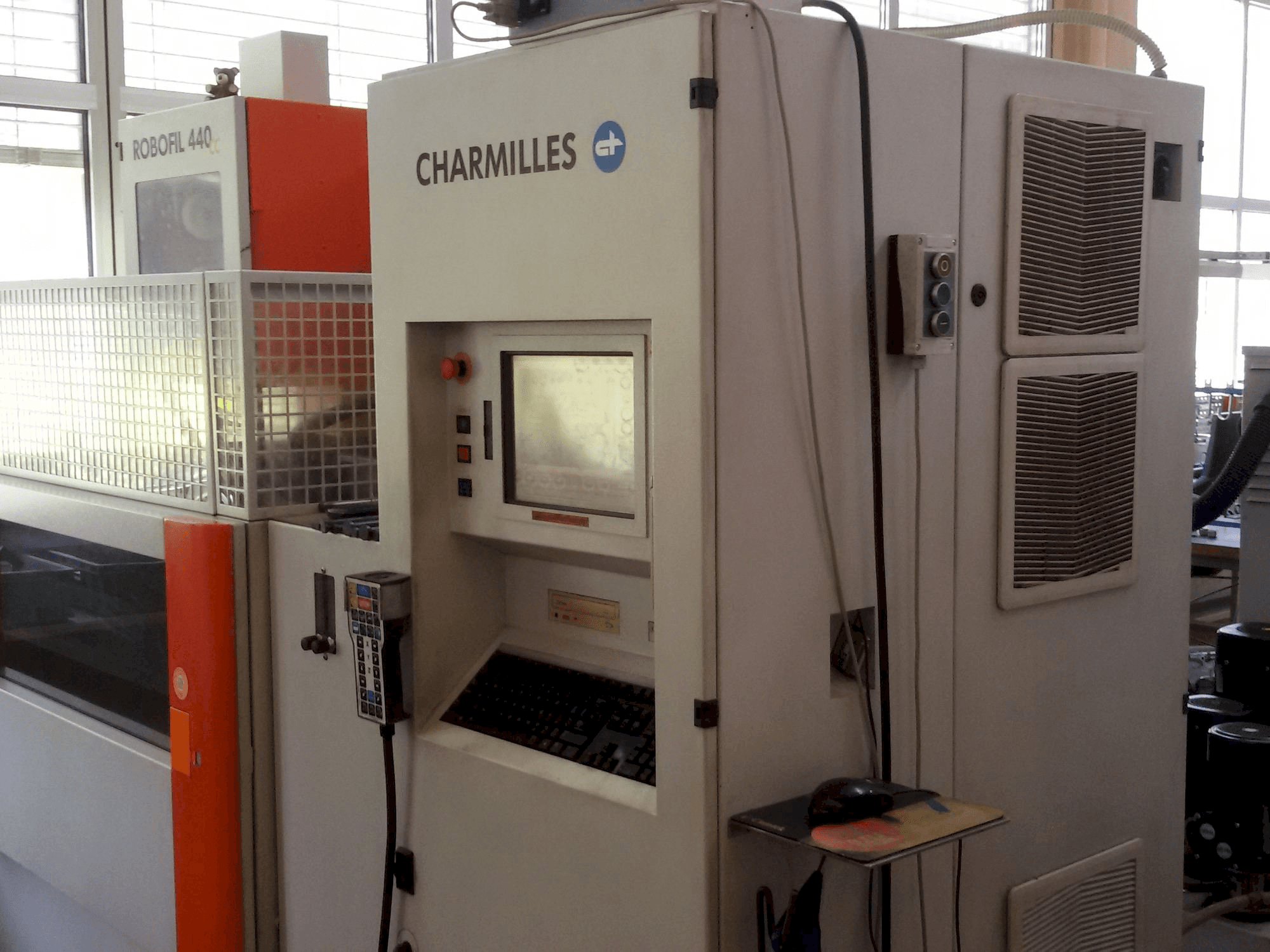 Mašīnas CHARMILLES Robofil 440CC pretskats