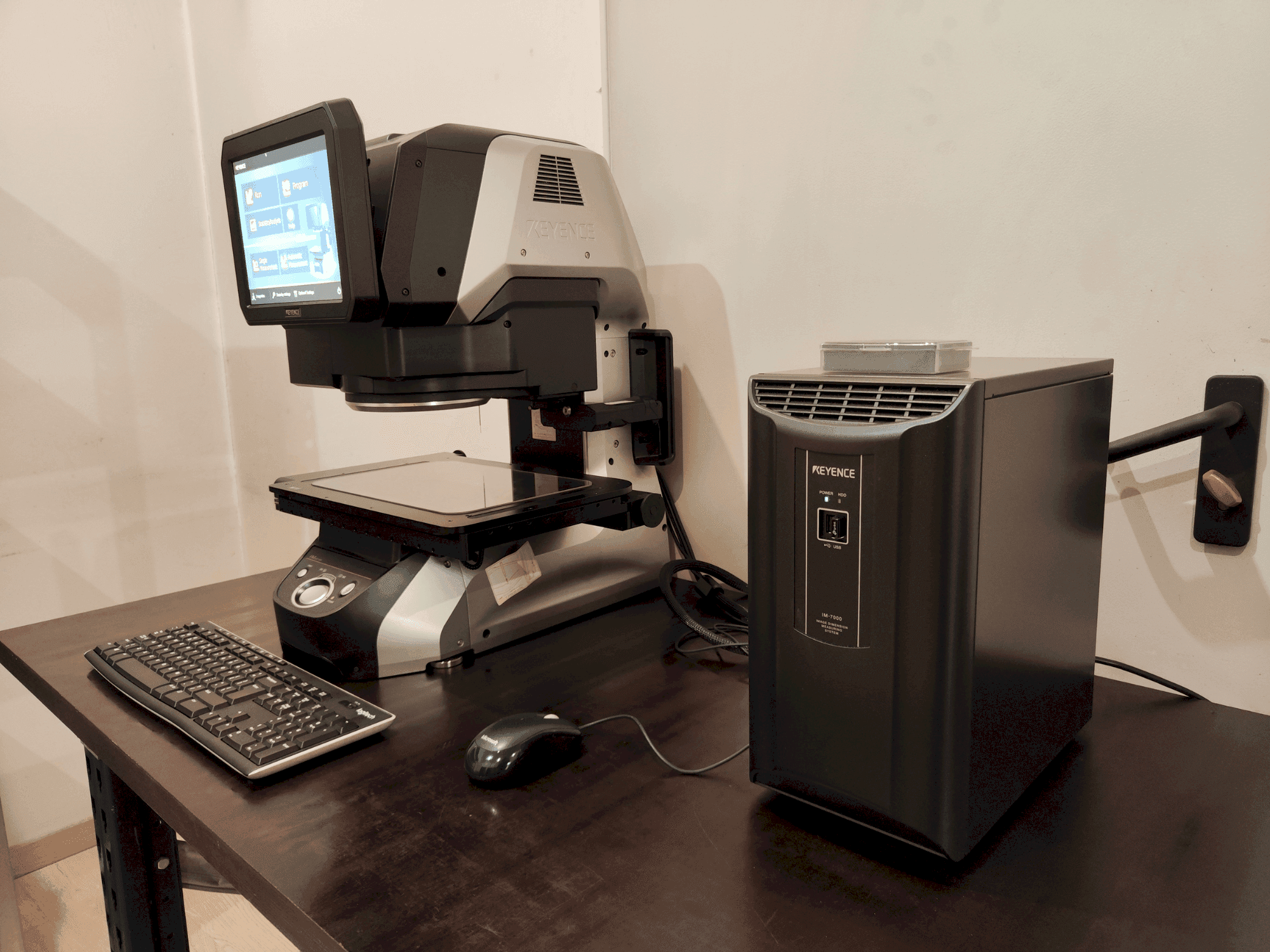 Mašīnas KEYENCE IM-7030T pretskats