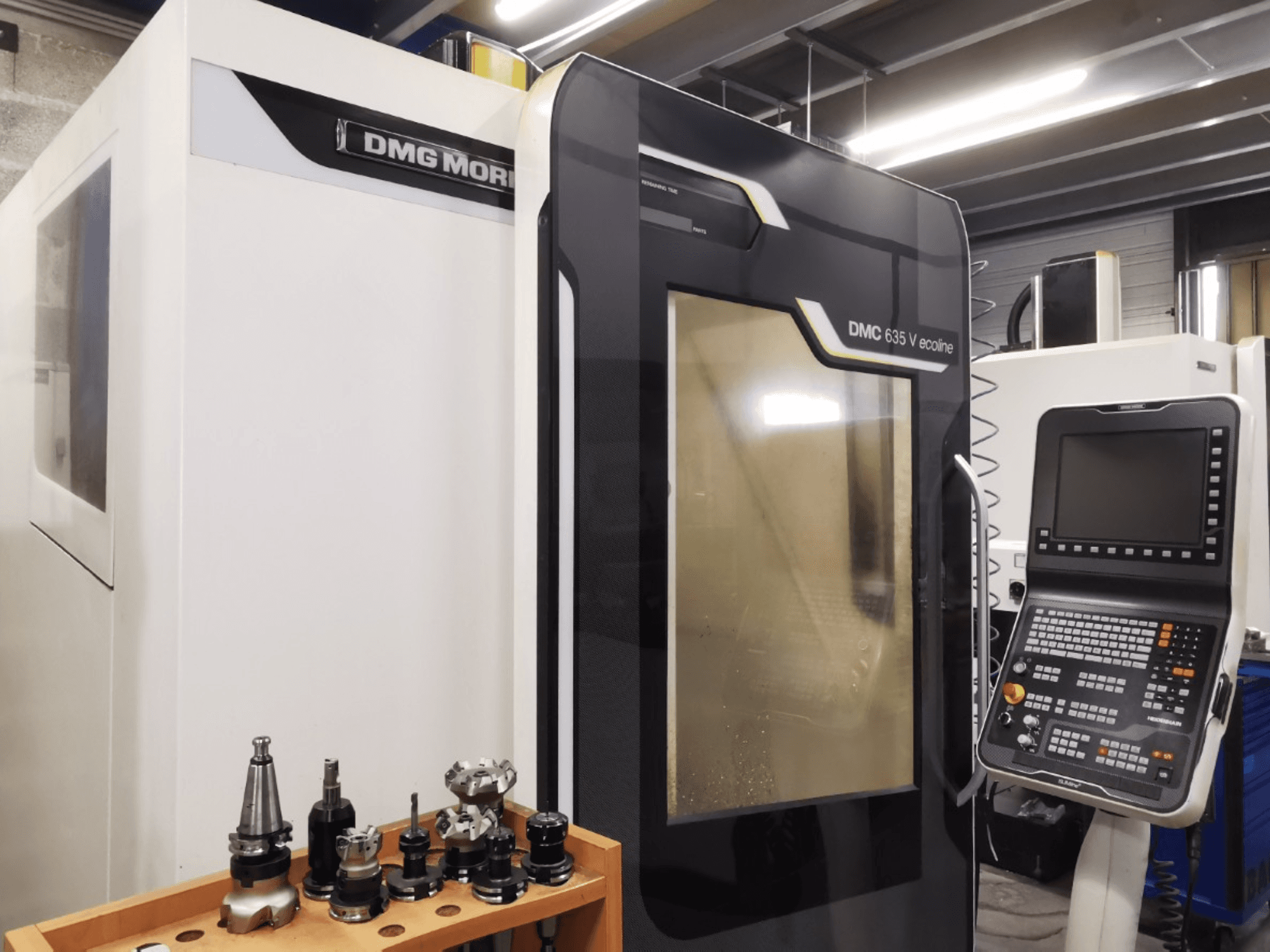 DMG MORI DMC 635 V ecoline vertikālā apstrādes centra skats no priekšpuses, kurā redzams vadības panelis un instrumentu turētājs.