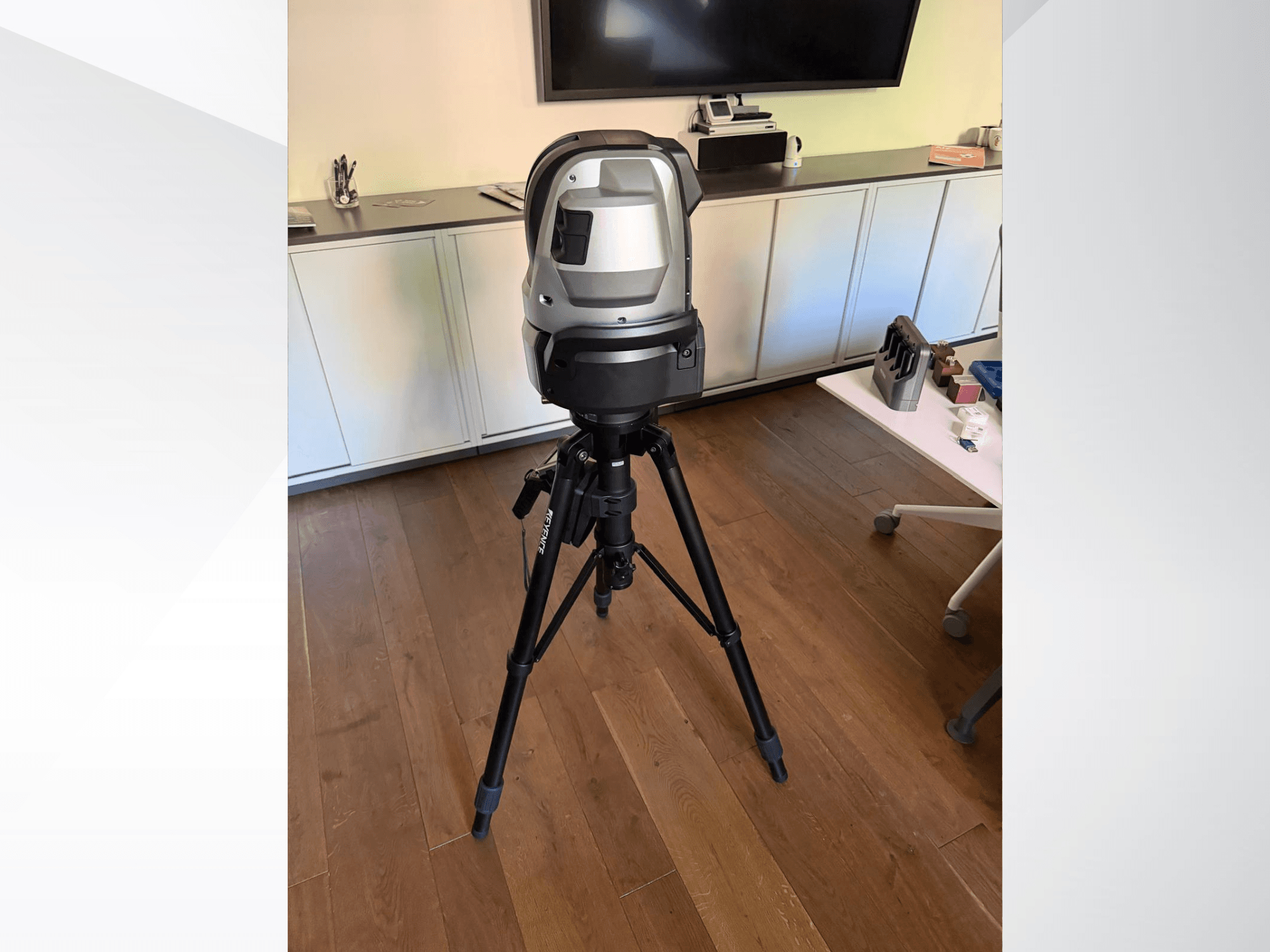 KEYENCE WM c3000 koordinātu mērīšanas mašīna, skatīta no priekšpuses, uzstādīta uz trīskāja ar elegantu dizainu un vadības interfeisu.