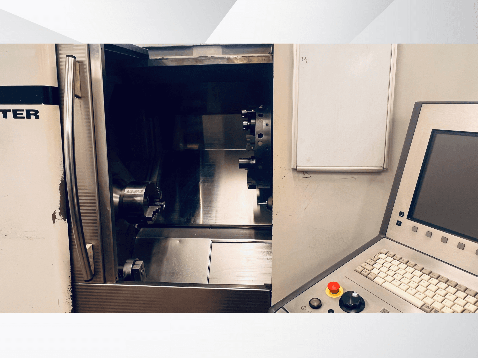 CNC mašīnas priekšējais skats, kurā redzama atvērta kamera un vadības panelis ar tastatūru un avārijas apturēšanas pogu.