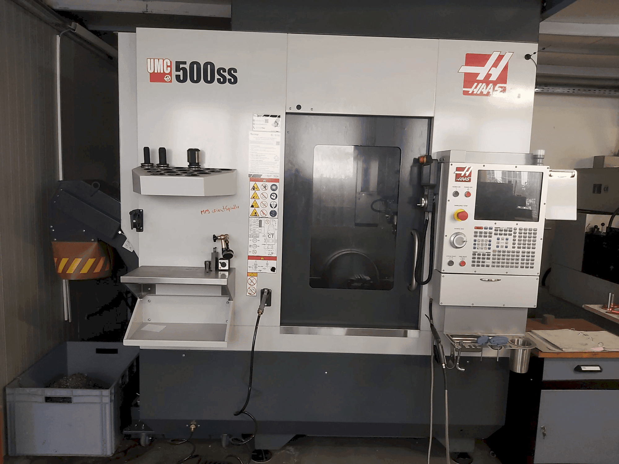Mašīnas HAAS UMC-500SS pretskats