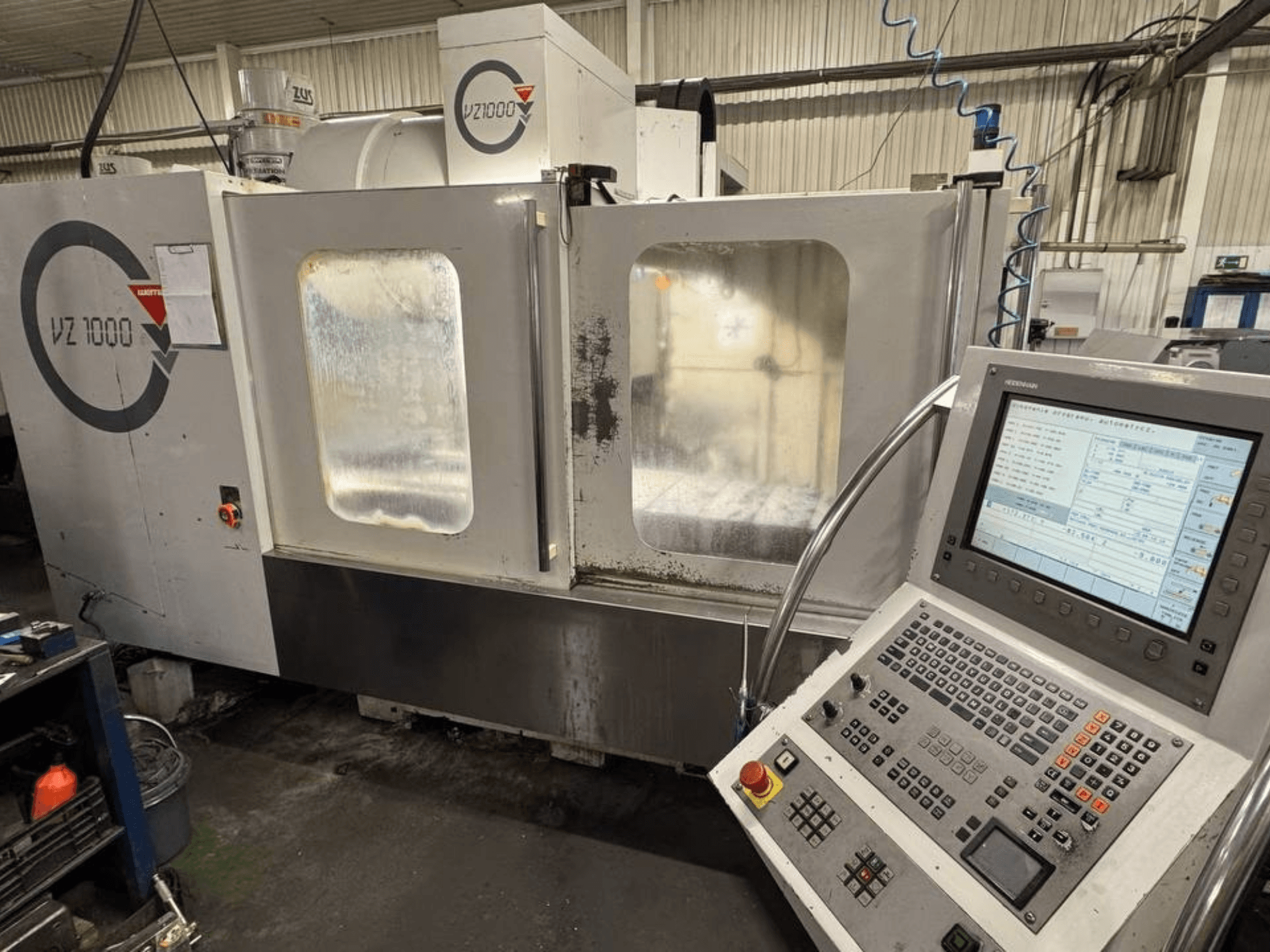 WEMAS VZ 1000 vertikālā apstrādes centra priekšējais skats ar vadības paneli un caurspīdīgām piekļuves durvīm.