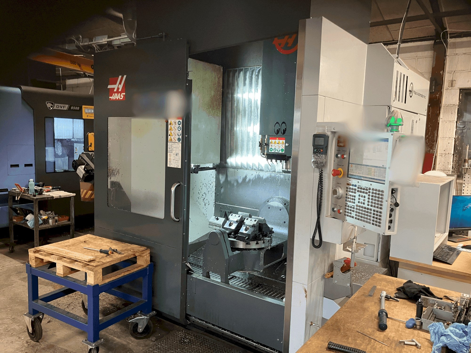 Mašīnas HAAS UMC-750 pretskats