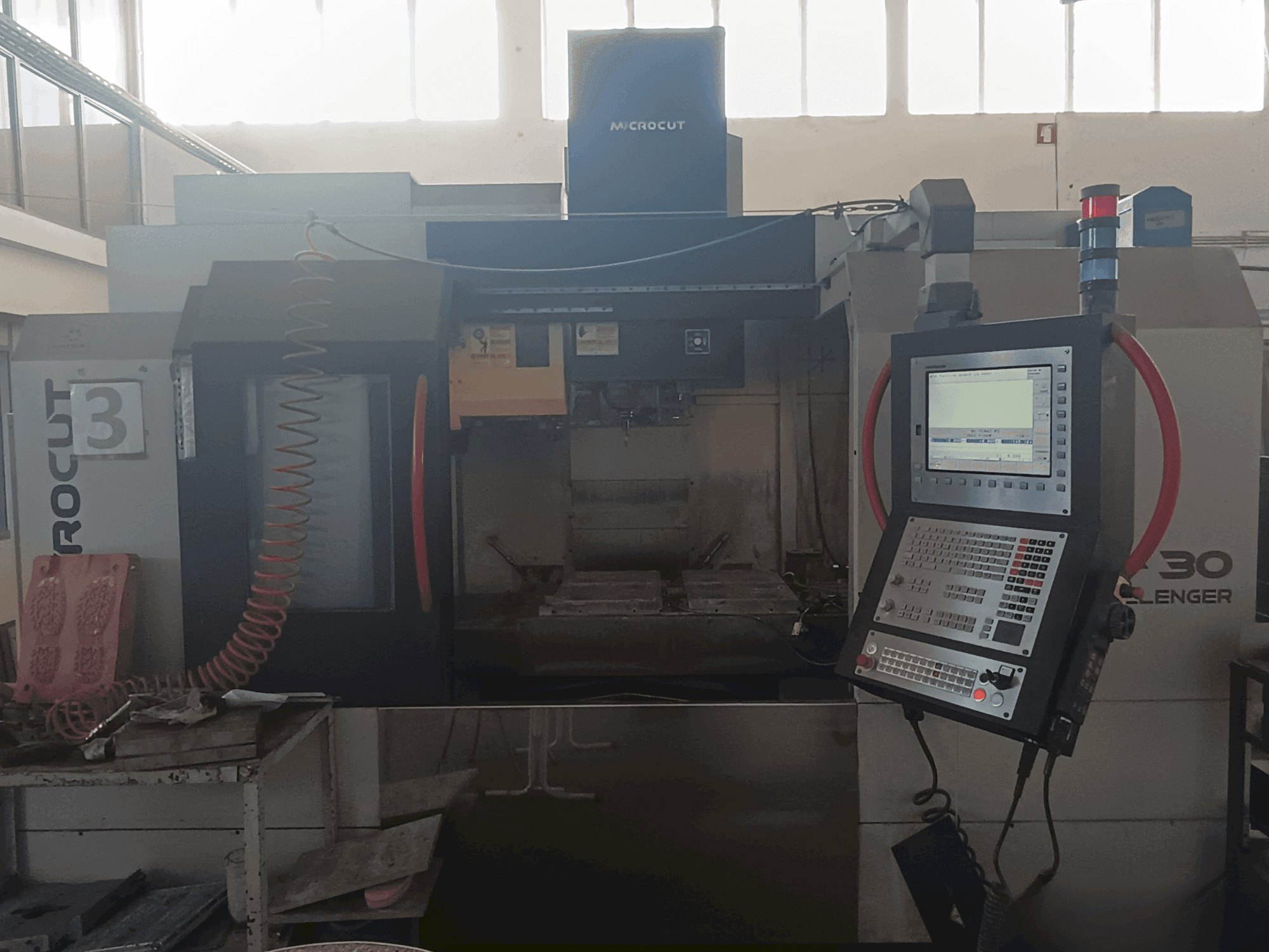 Mašīnas MICROCUT V-30 Challenger pretskats