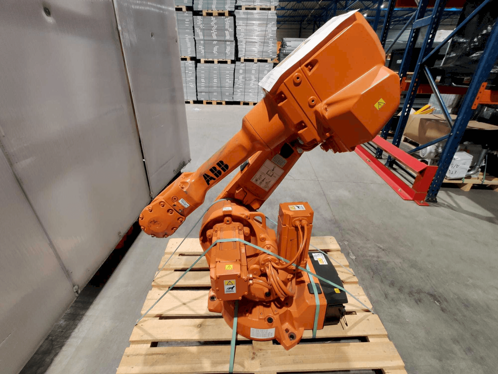 Mašīnas ABB IRB 2600 M2004 pretskats