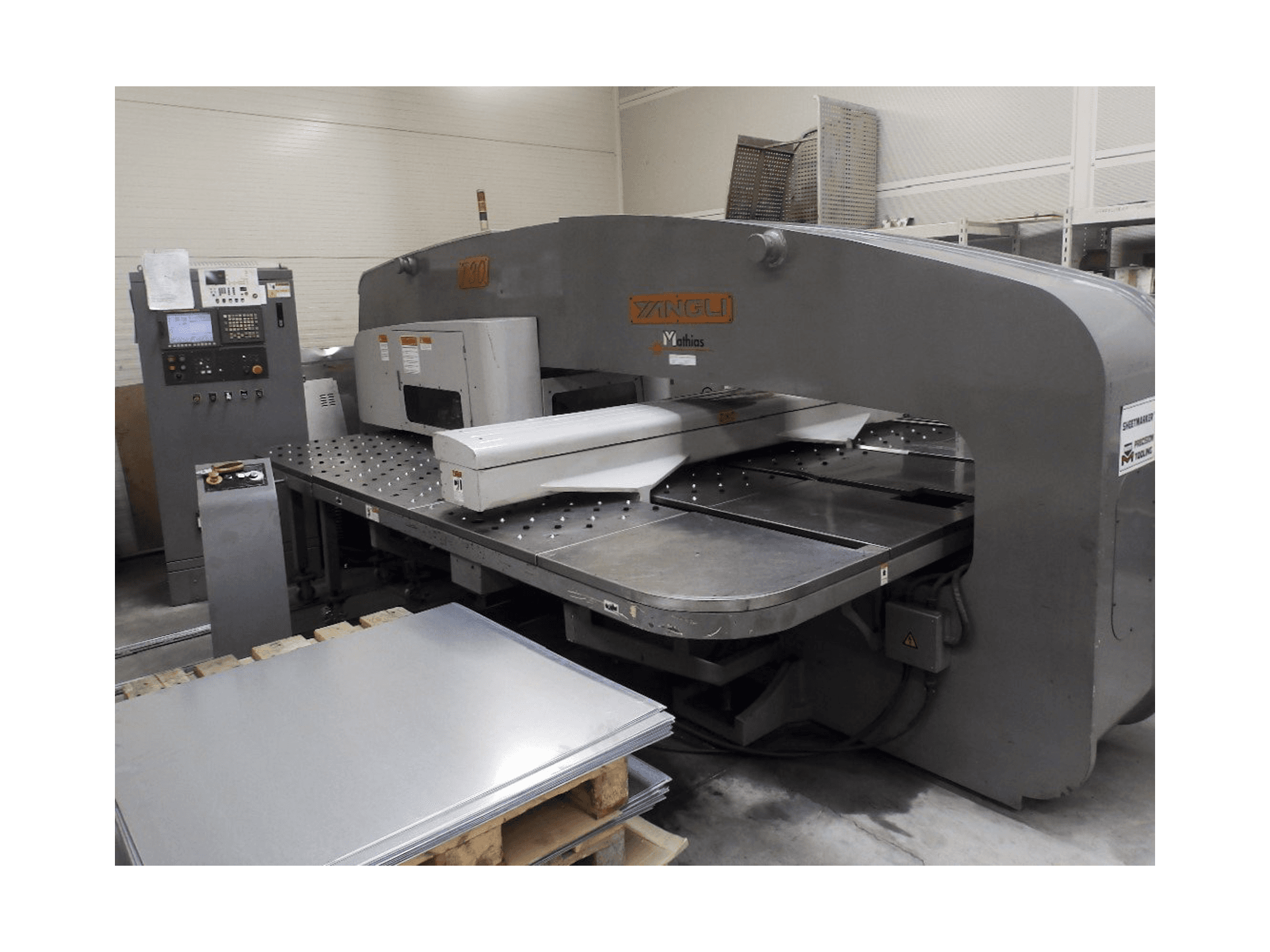 Mašīnas Yangli T30 skats no kreisās puses