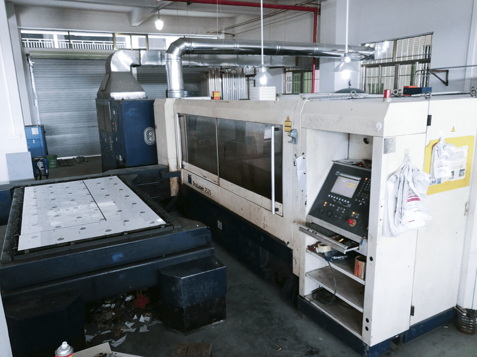 Mašīnas Trumpf TruLaser 2525 skats no labās puses