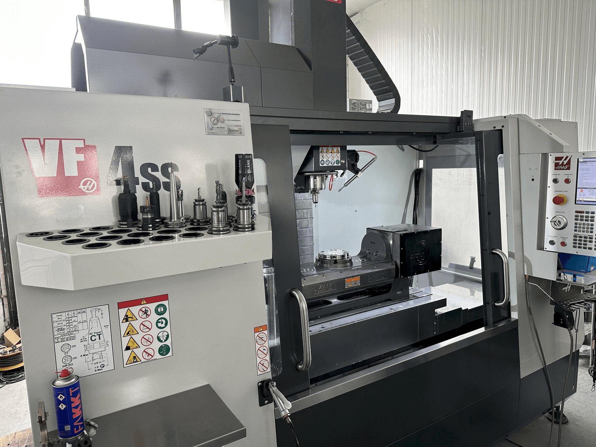 Mašīnas HAAS VF-4SS skats no kreisās puses