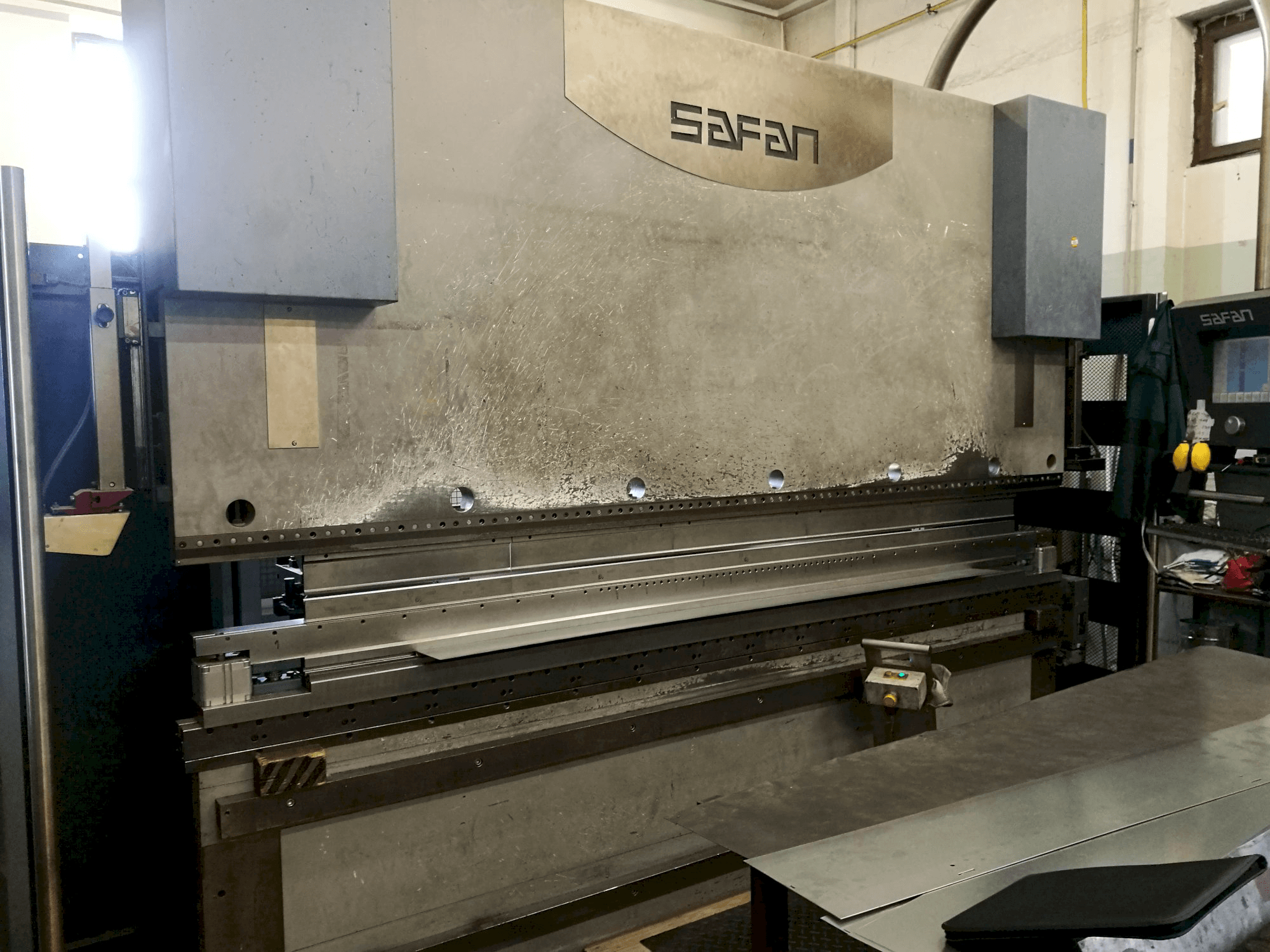 Mašīnas Safan CNCL-K 120-3100 TS1 skats no kreisās puses