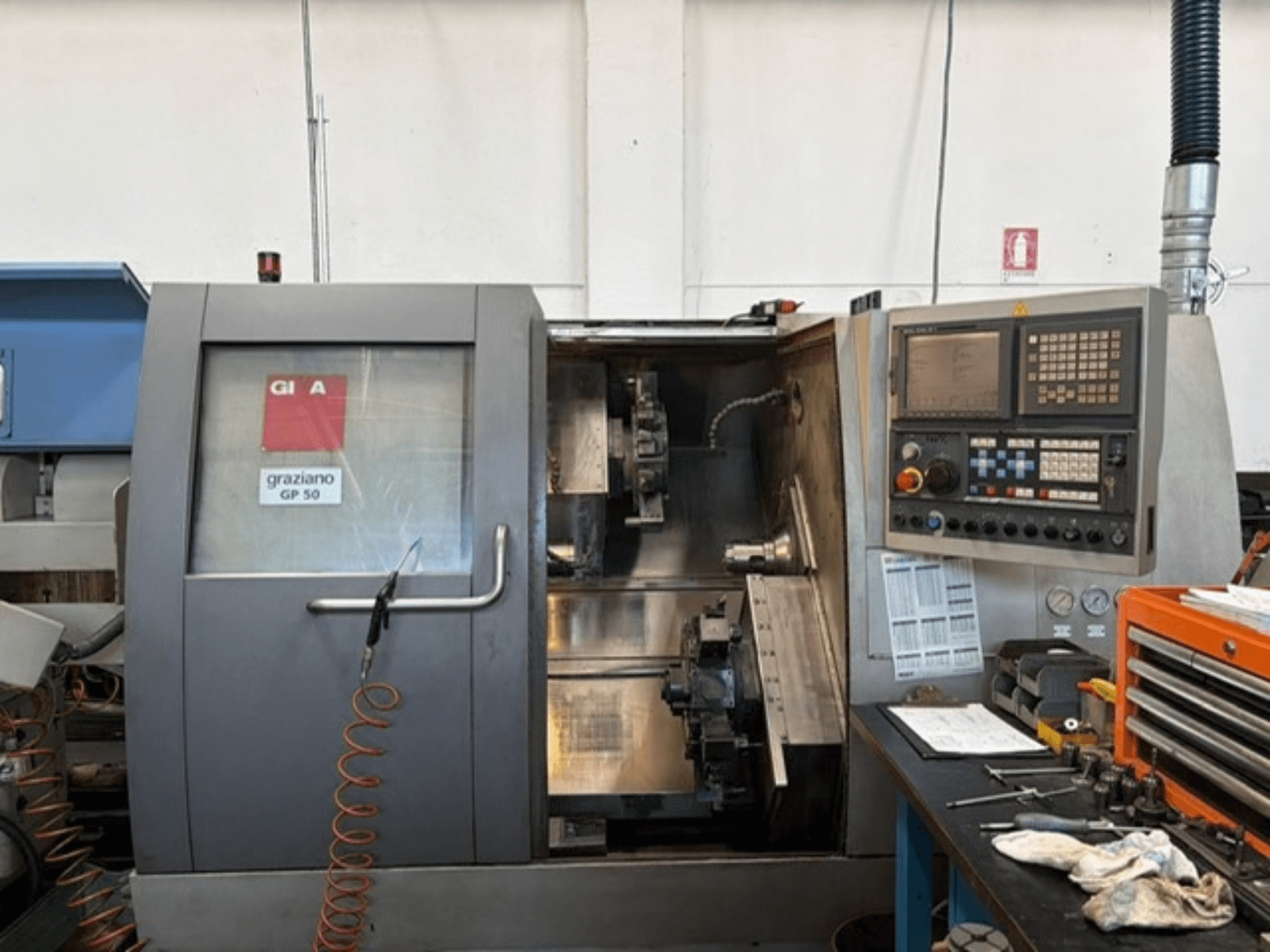 Gildemeister GP 50 horizontālā virpošanas mašīna, skats no priekšpuses, kurā redzams vadības panelis un atvērta darba zona ar instrumentiem.