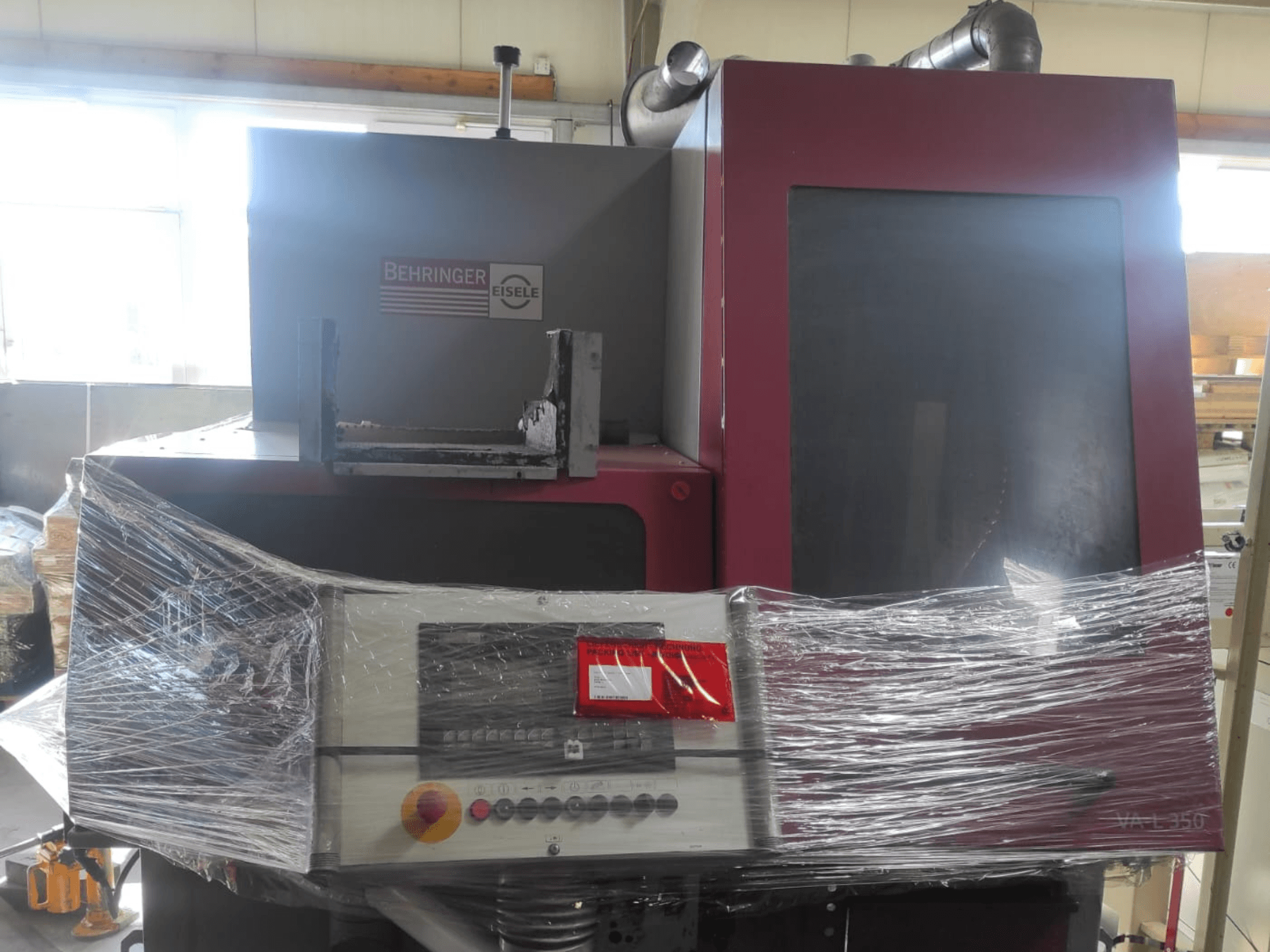 Behringer Eisele VA L 560 iekārta, priekšējais skats, ietīta plastmasā, redzams vadības panelis un pogas.