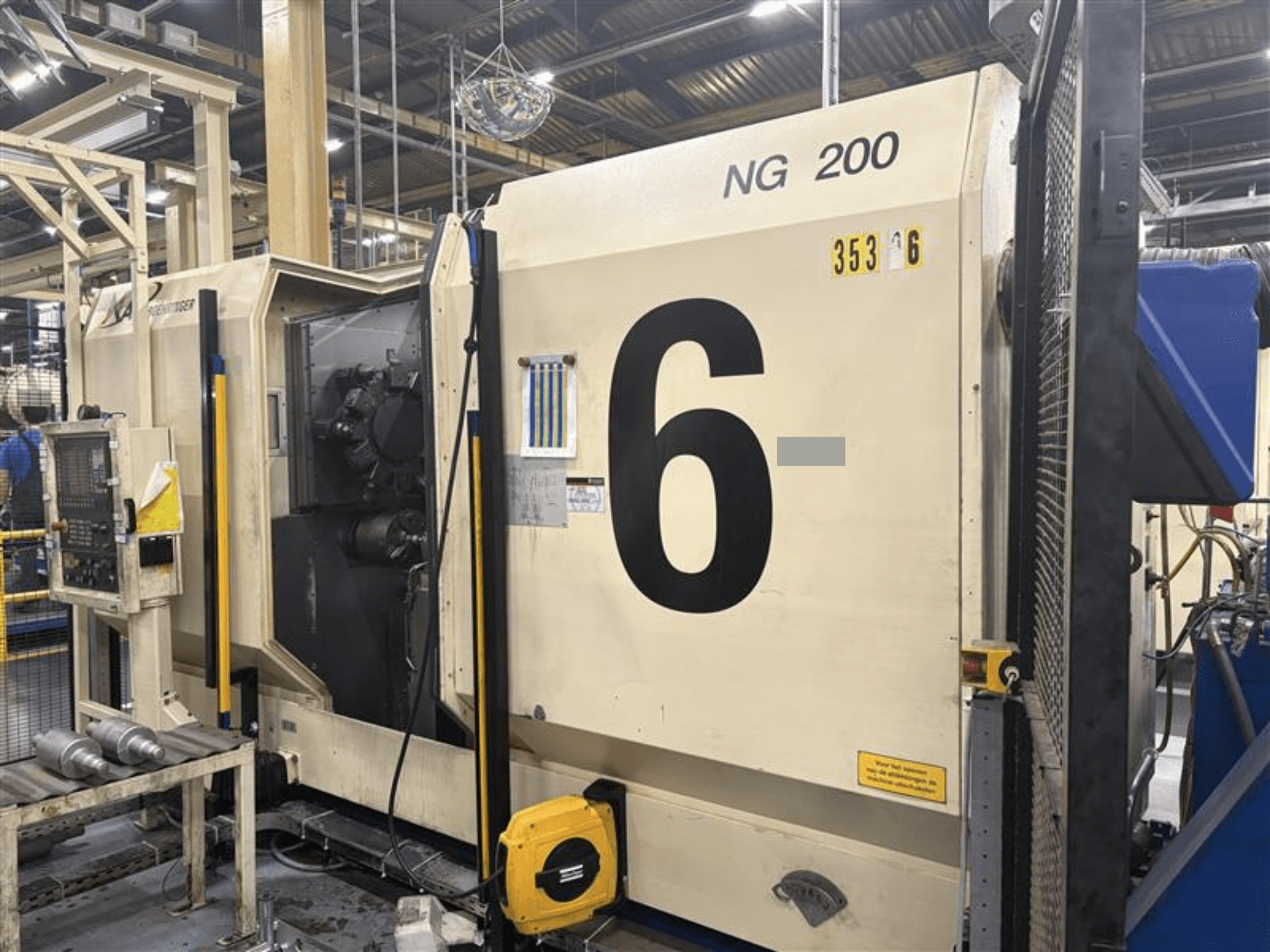 BOEHRINGER NG-200 horizontālās virpošanas mašīnas priekšējais skats ar redzamiem lieliem cipariem un vadības paneli rūpnīcā.