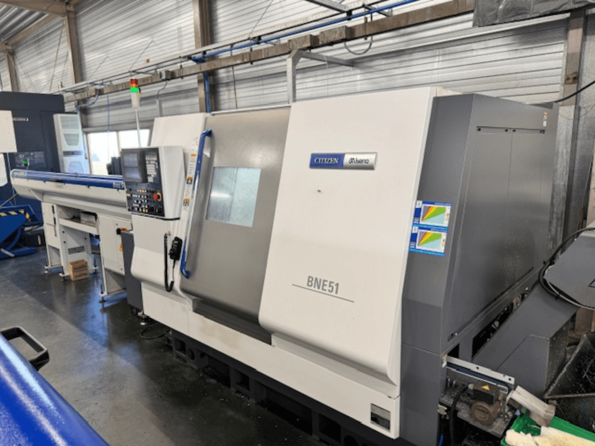 Citizen BNE-51MSY horizontālā virpošanas mašīna, sānu skats, kurā redzams vadības panelis un padeves mehānisms.