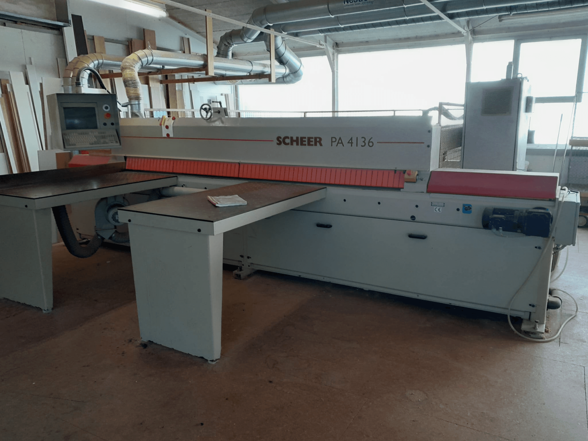Scheer PA 4136 paneļu zāģis, skats no priekšpuses, ar lielu griešanas galdu, vadības paneli un rūpniecisko dizainu darbnīcā.