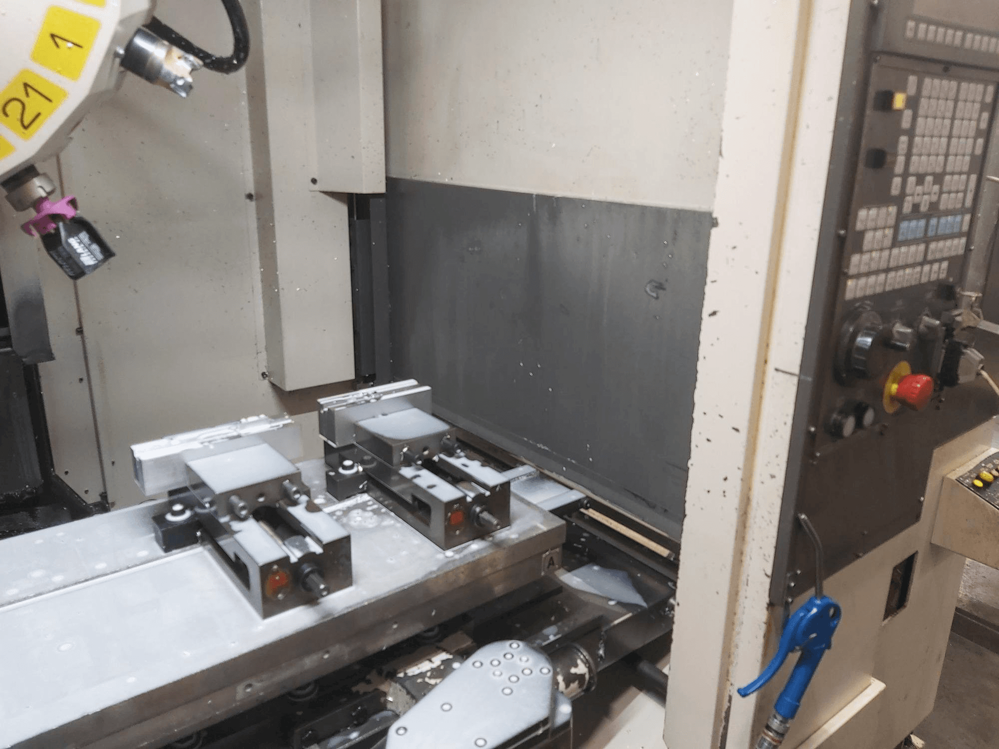 Mašīnas FANUC Robodrill Alpha T21iE pretskats