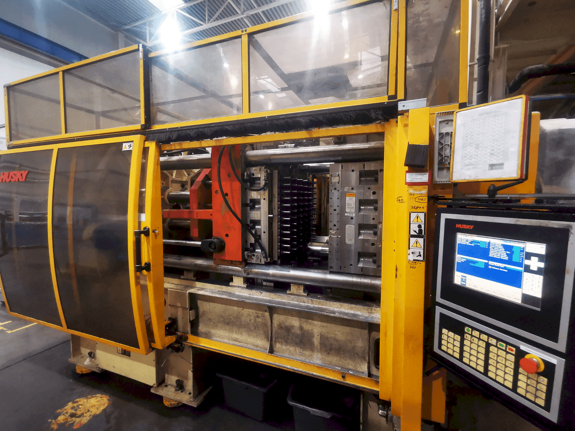 Mašīnas Husky GL 300PET P100/110 E12O pretskats