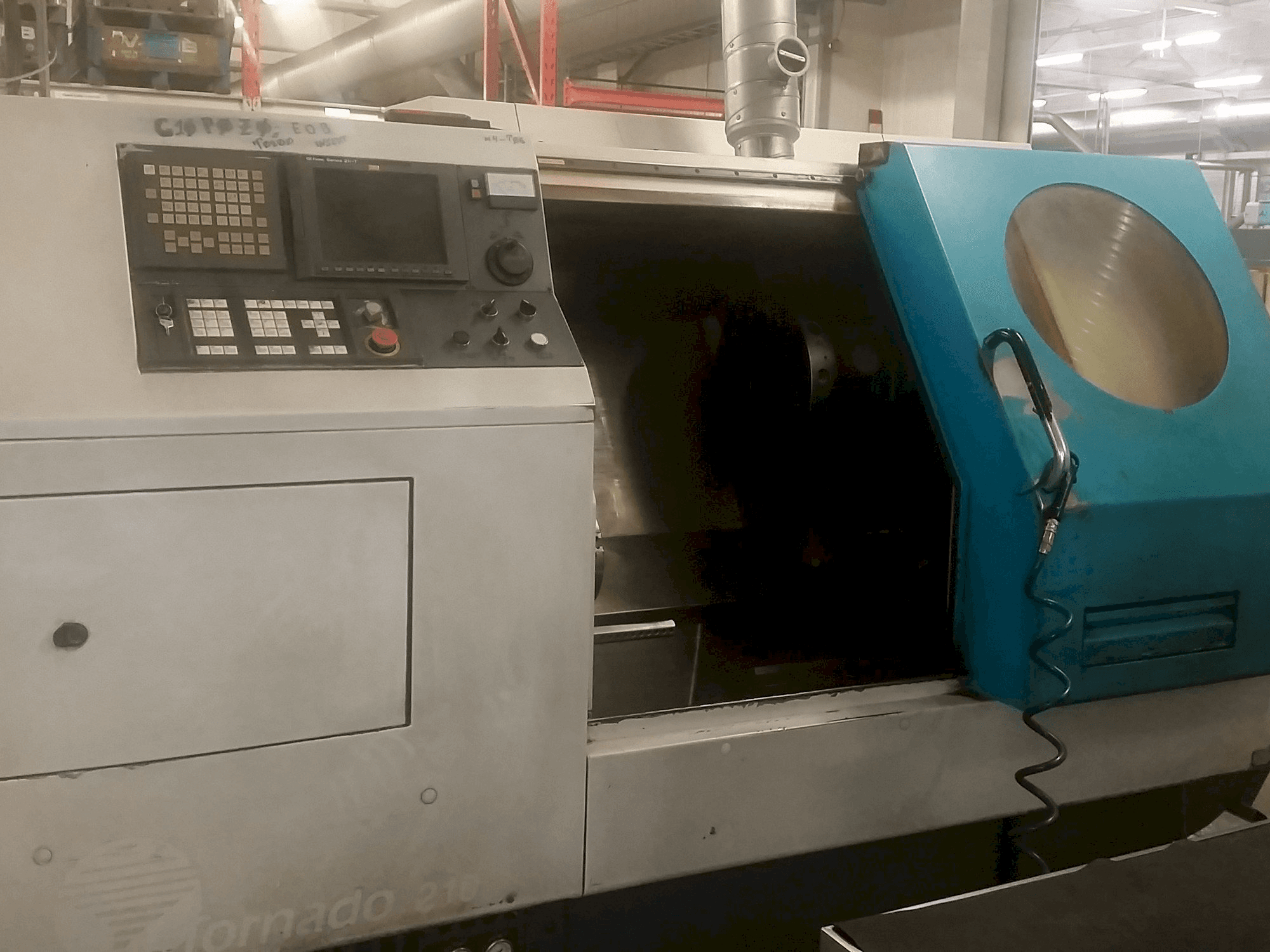 Mašīnas 600 Lathes Tornado 210 pretskats