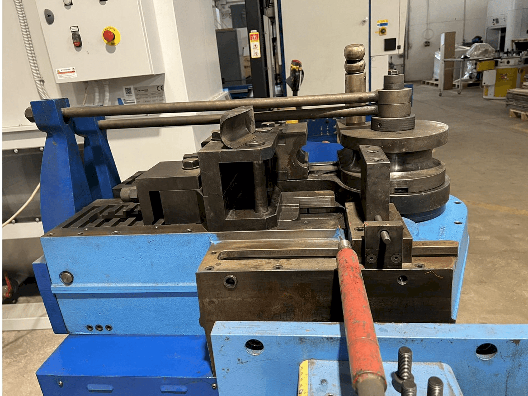 Mašīnas CBC Uni 90 kreisās malas skats