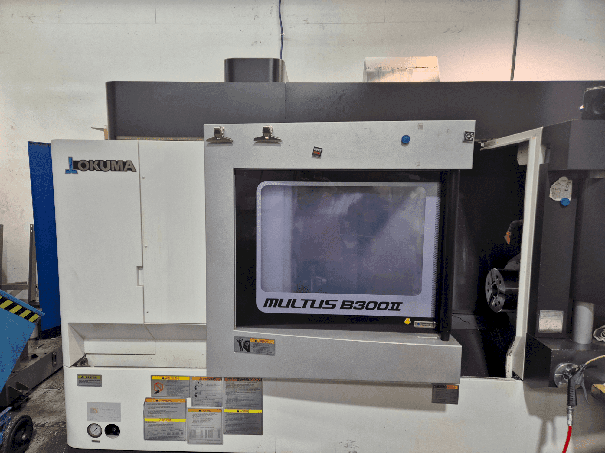 Mašīnas Okuma Multus B300 II pretskats