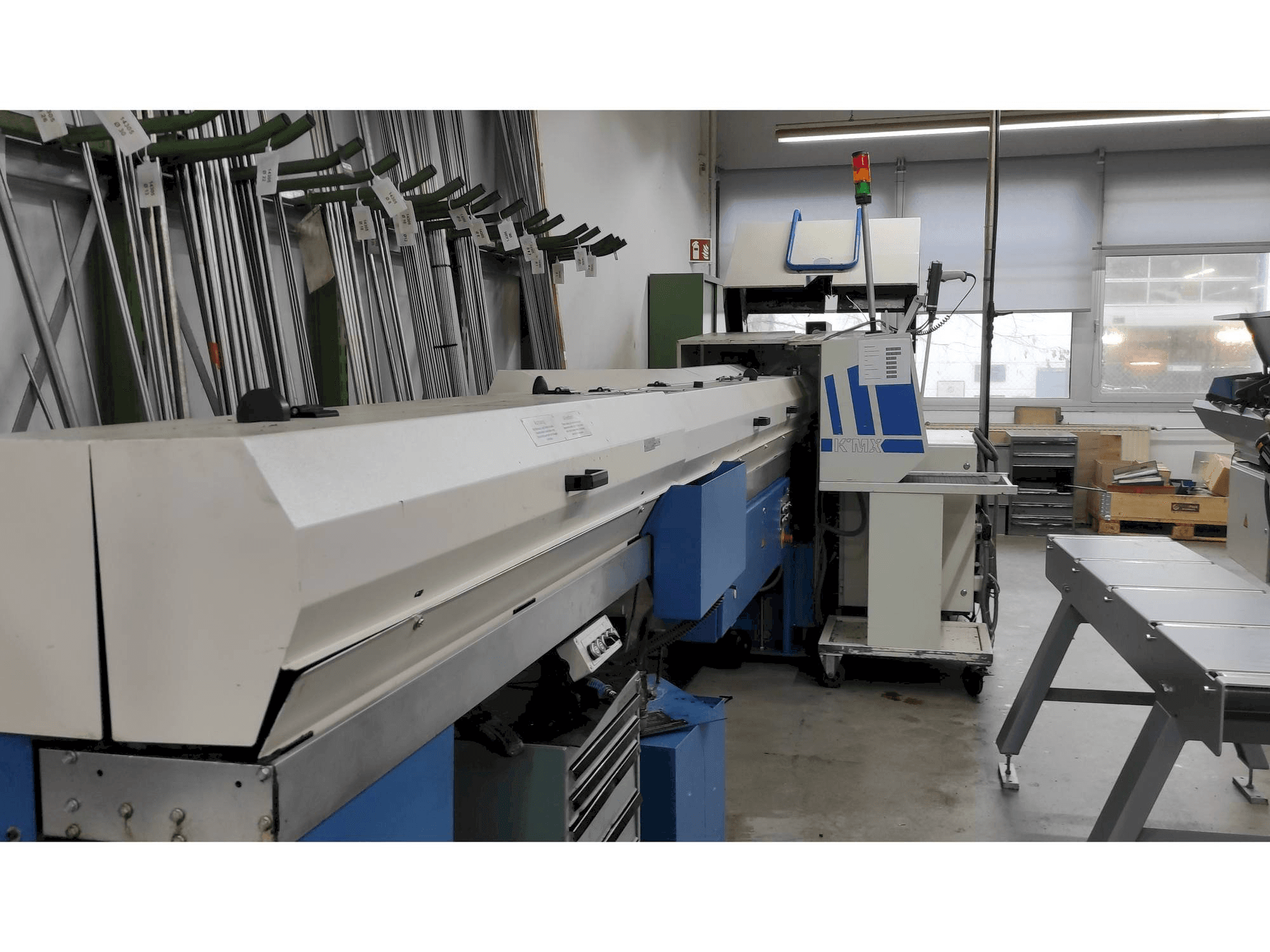 Mašīnas Manurhin KMX 226 with FMB bar loader skats no kreisās puses