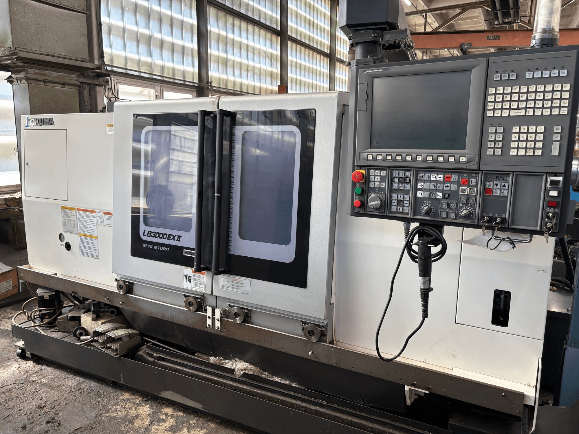 Okuma LB3000EXII horizontālā virpošanas mašīna, skats no priekšpuses, kurā redzams vadības panelis un iekraušanas durvis.