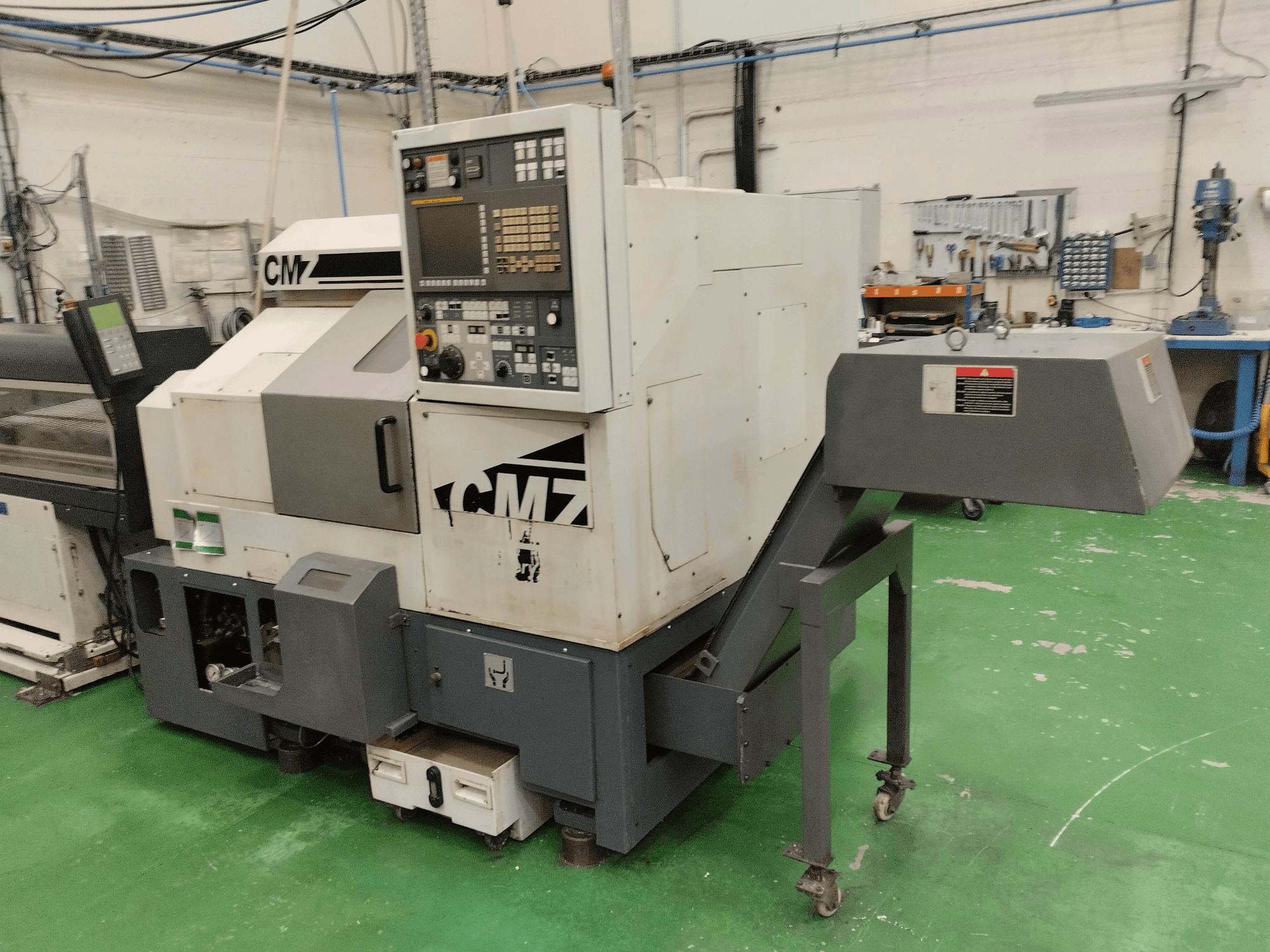 CMZ TB-67M virpošanas frēzēšanas centrs priekšpusē, ar vadības paneli un padeves mehānismu, darbnīcas vidē.