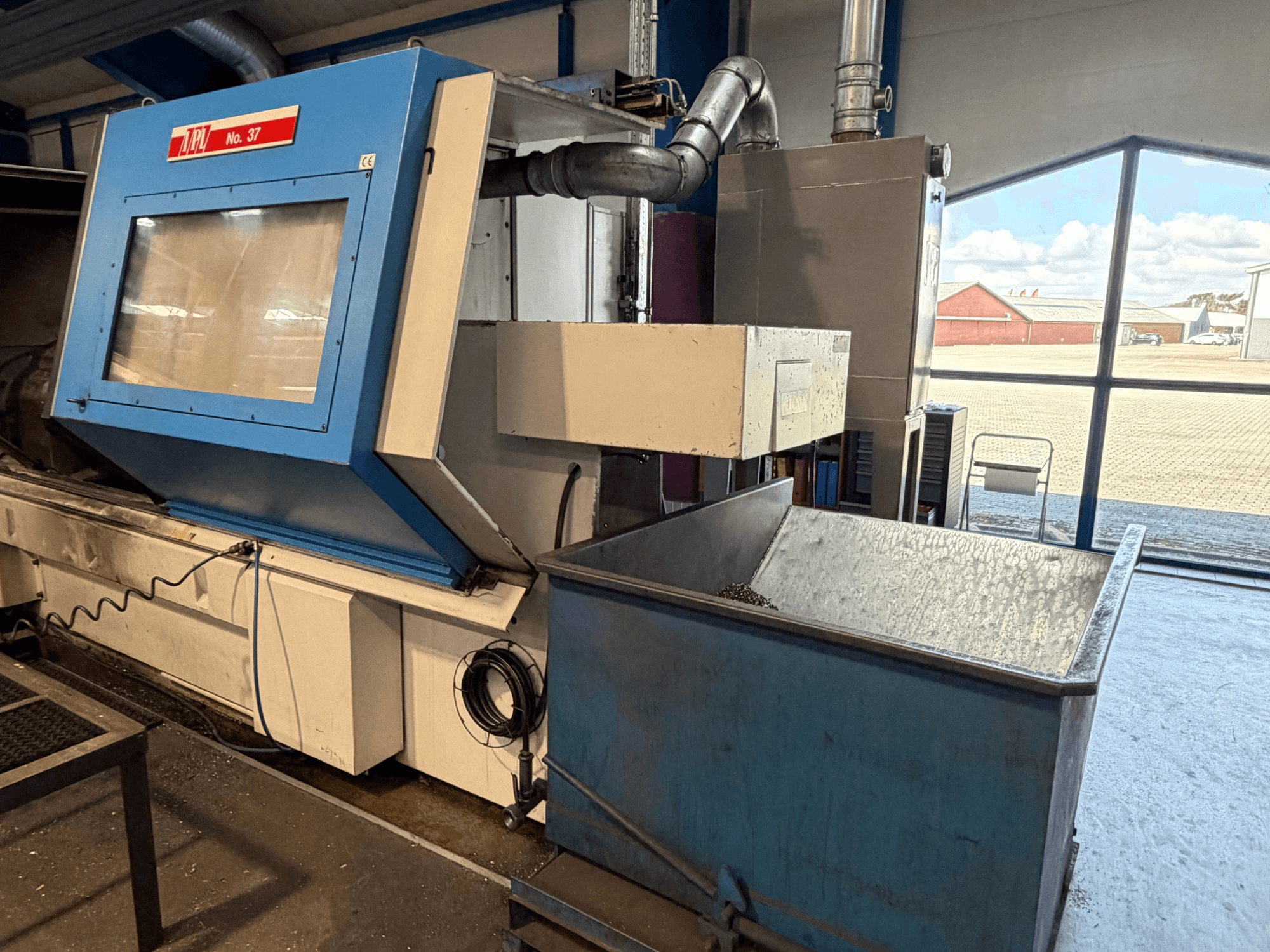 Horizontālās virpošanas iekārta BOEHRINGER VDF 315 CM, priekšējais skats, redzams zilais panelis un atkritumu savākšanas tvertne.