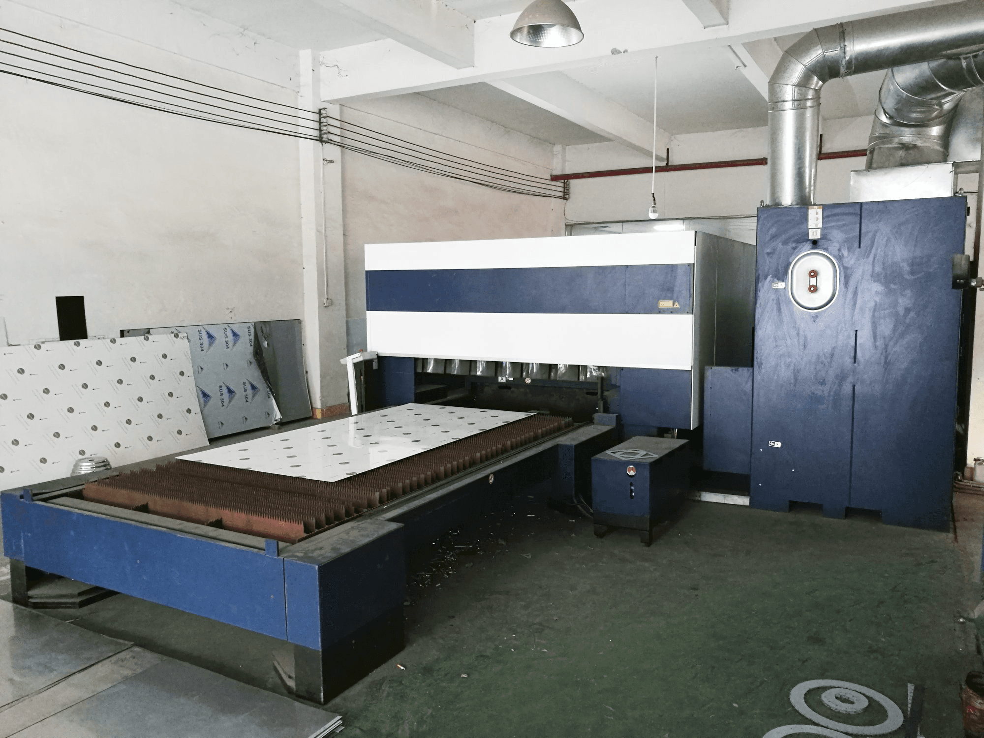 Mašīnas Trumpf TruLaser 3030 skats no labās puses