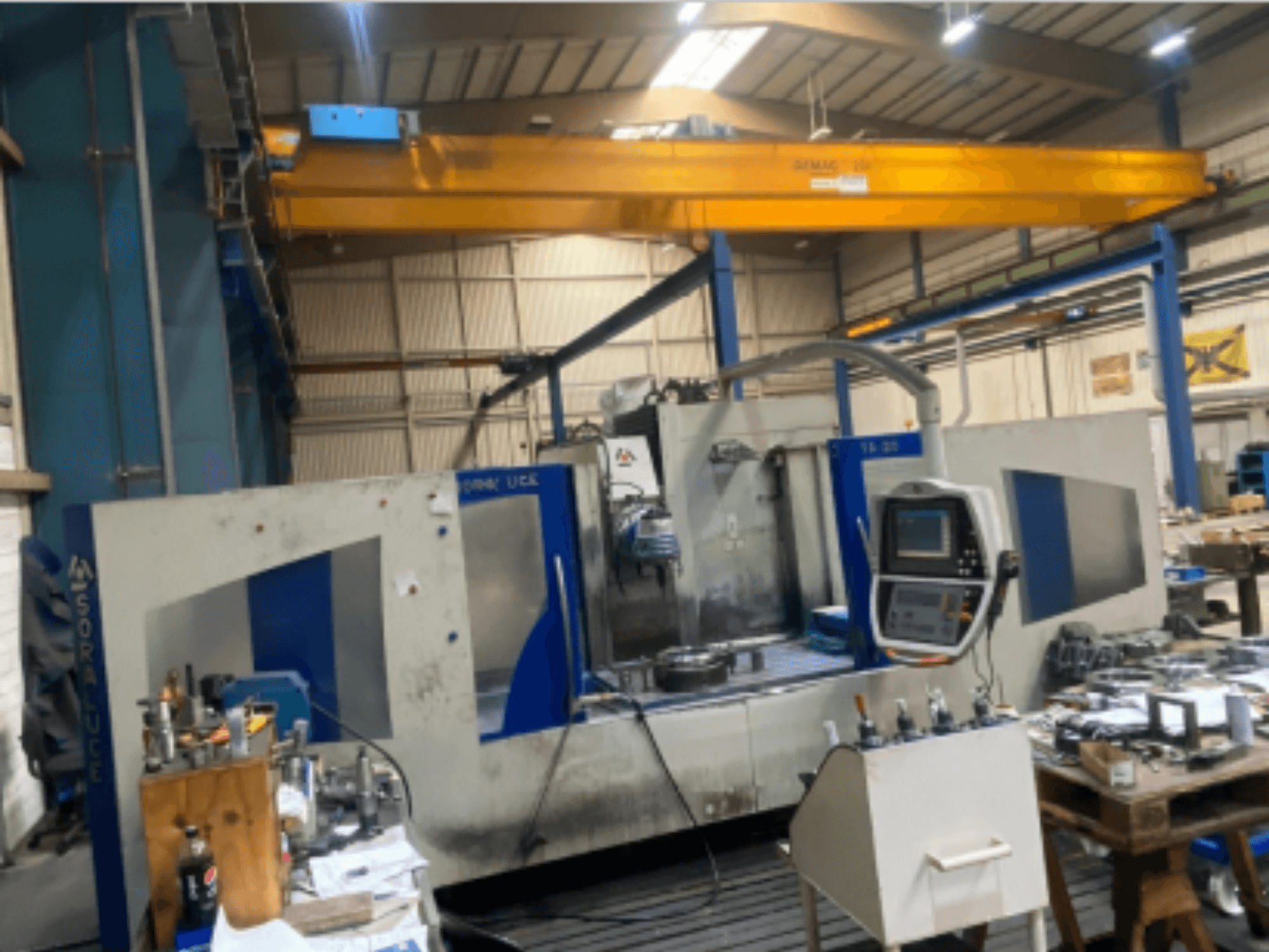 Soraluce TA-A20 gultas tipa frēzmašīna, priekšējais skats, vadības panelis un darba zona ar instrumentiem un materiāliem.