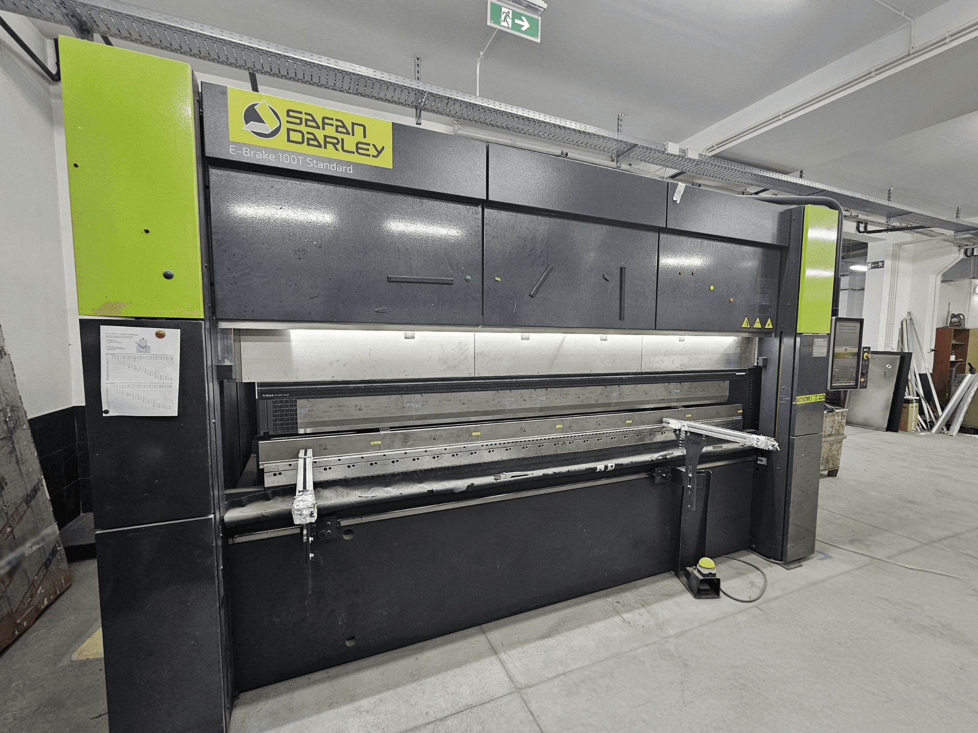 SafanDarley E-Brake 100T Standard, skats no priekšpuses; hidrauliskā liekšanas iekārta ar vadības paneli, pedāli un drošības funkcijām.
