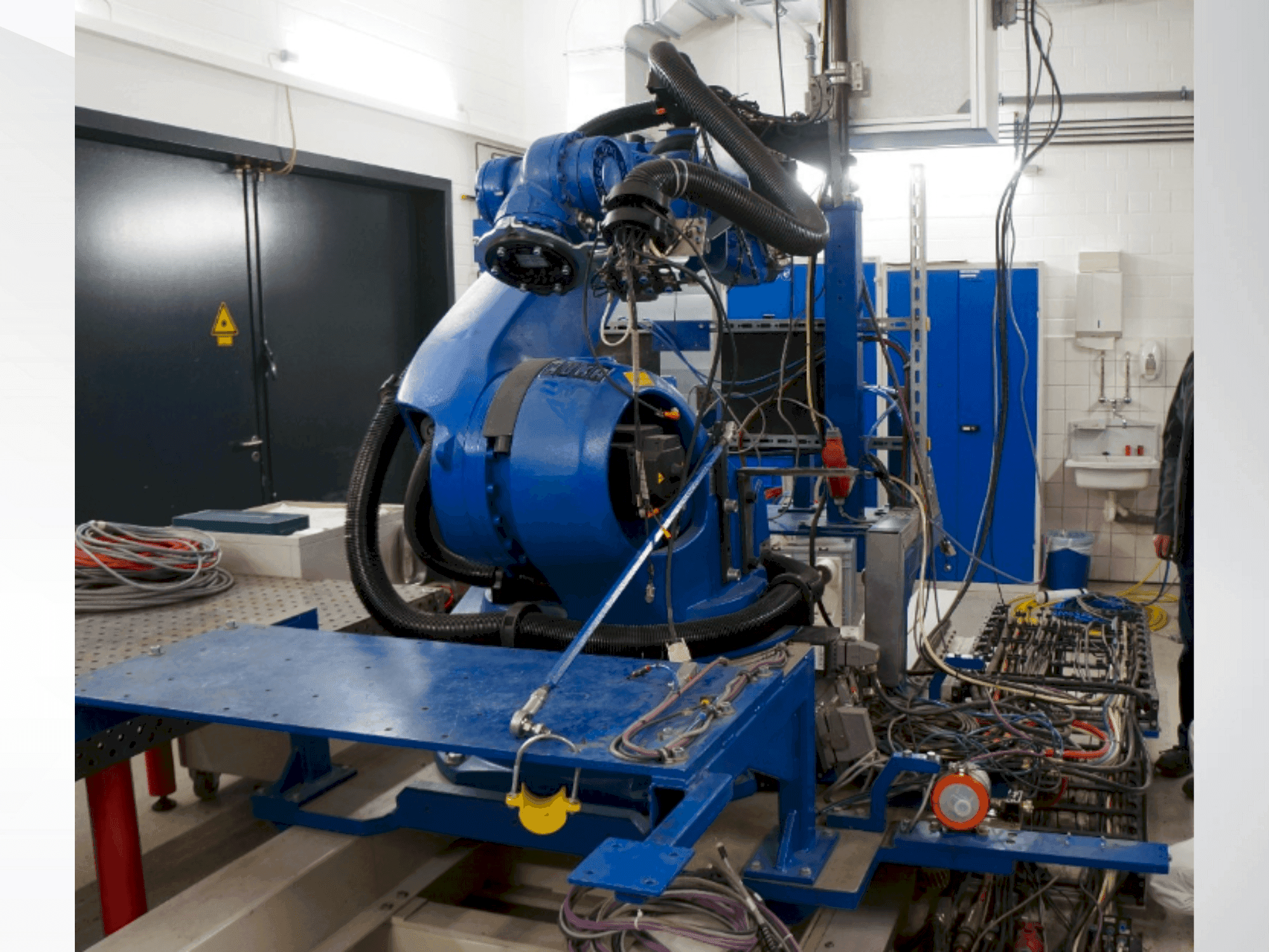 Mašīnas KUKA KR 100-2 HA 2000 sānskats