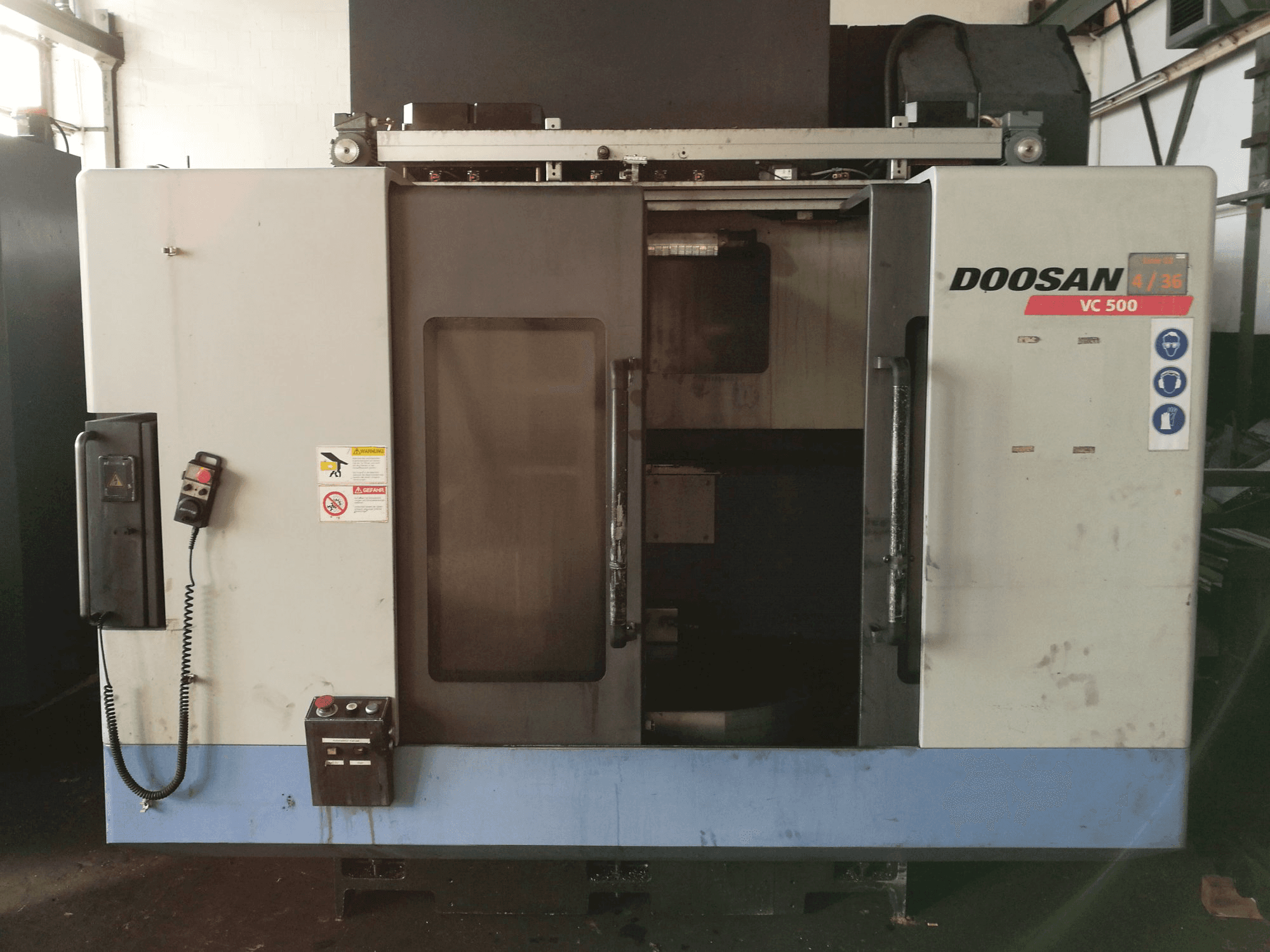 Mašīnas Doosan VC 500 pretskats