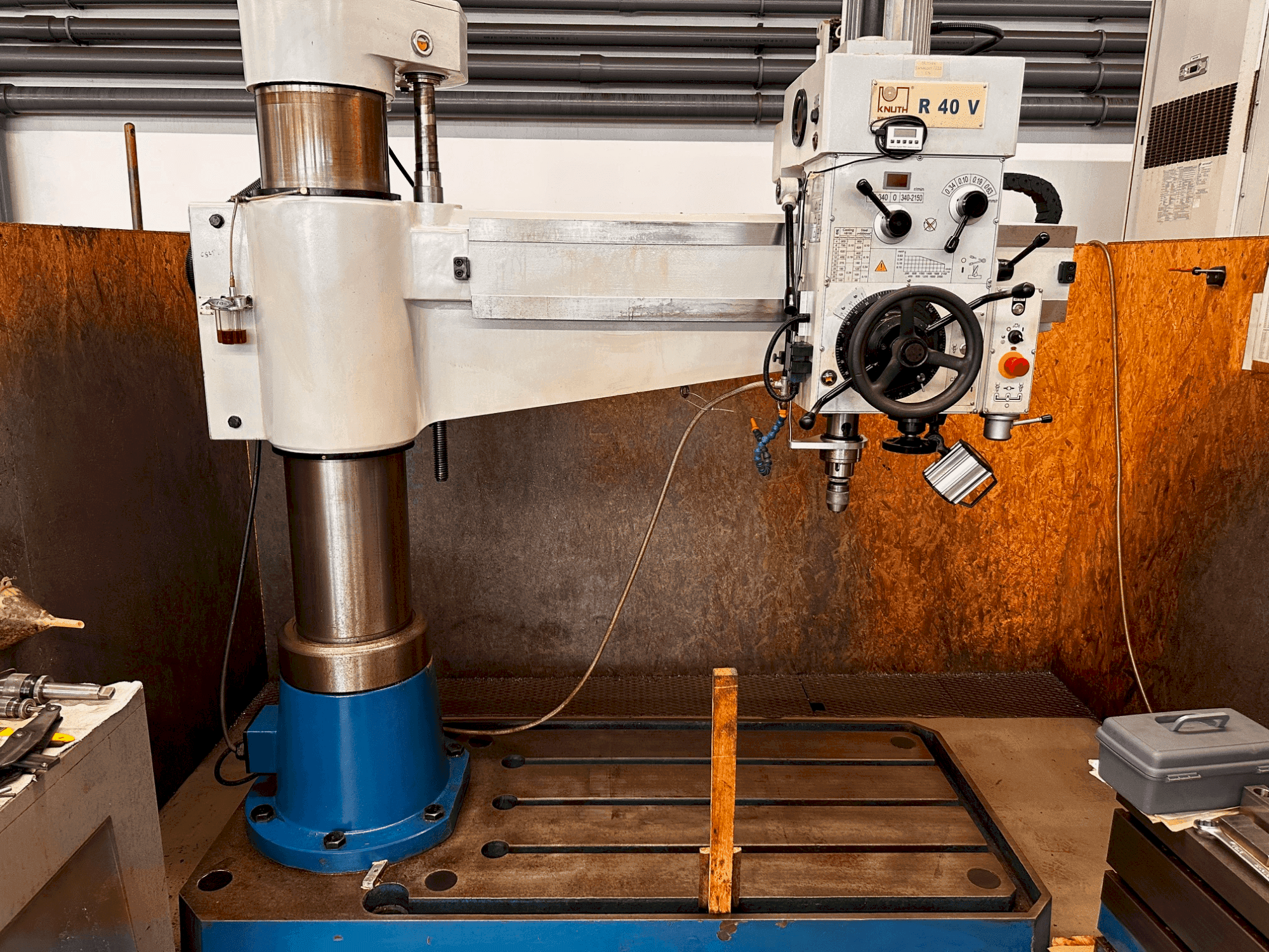 Mašīnas KNUTH R40V pretskats