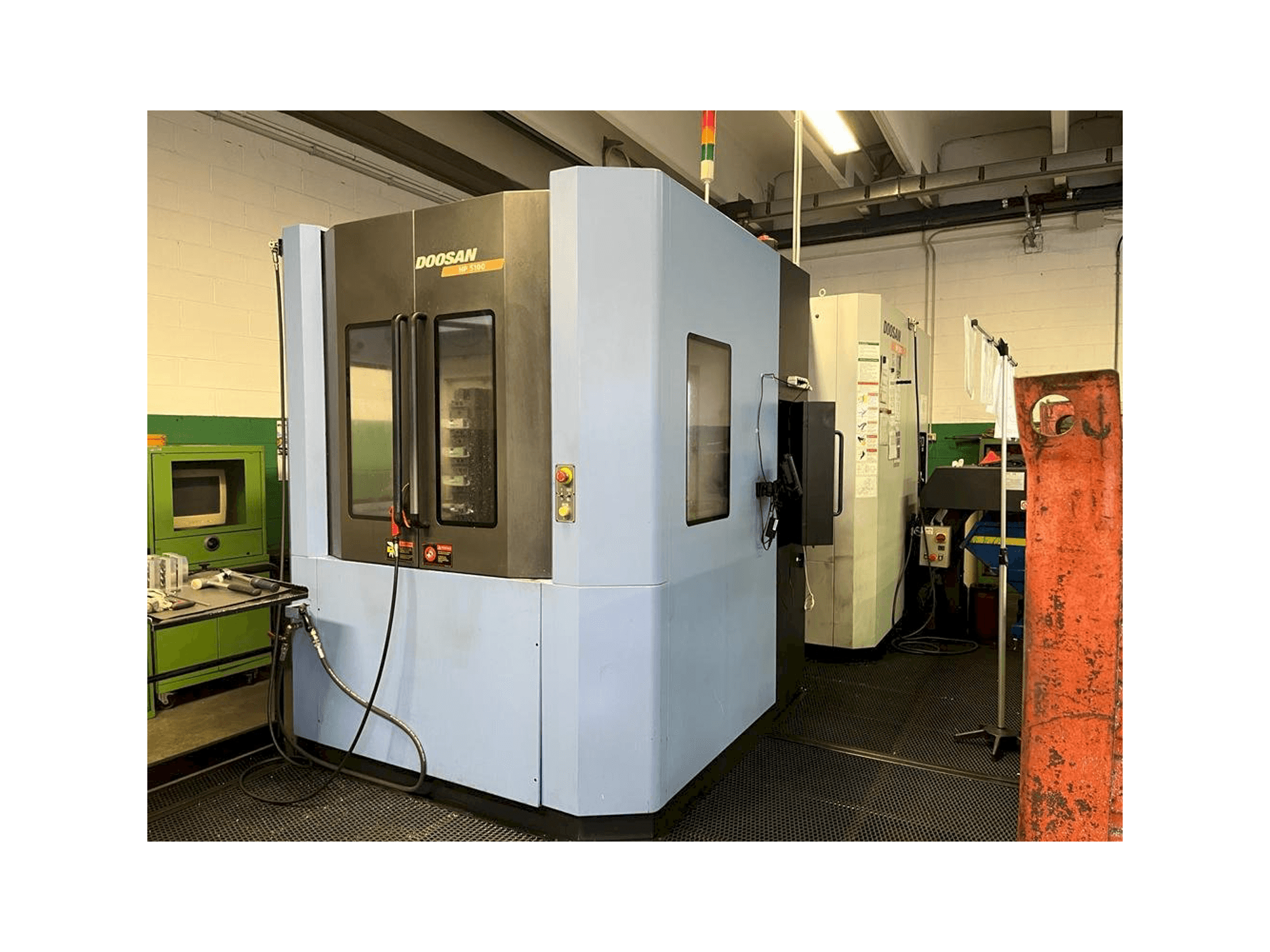 Mašīnas Doosan HP5100 kreisās malas skats