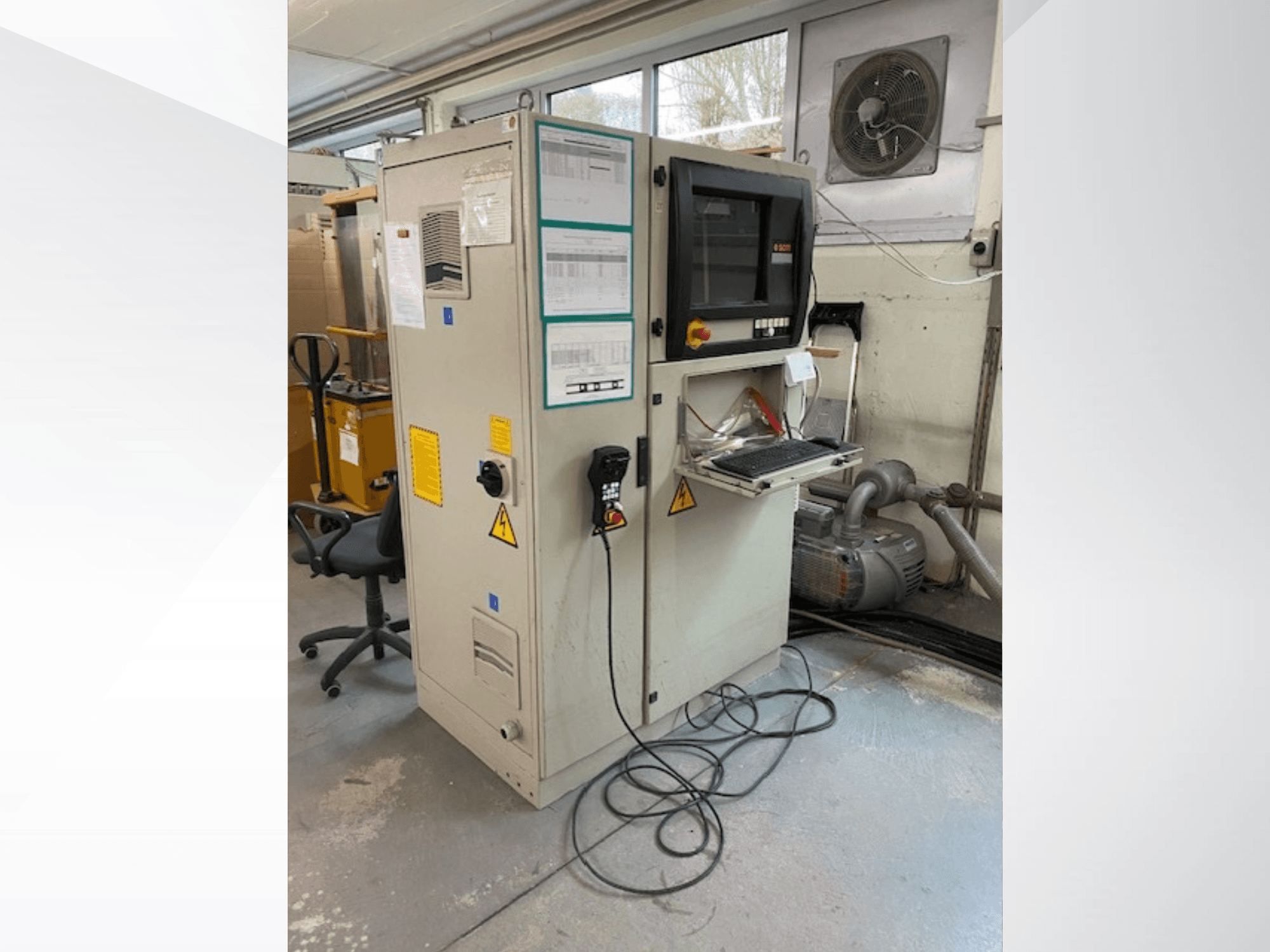 SCM Record 240 CNC kokapstrādes centrs sānu skatā ar vadības paneli, drošības marķējumu un pieslēgumu motoram.