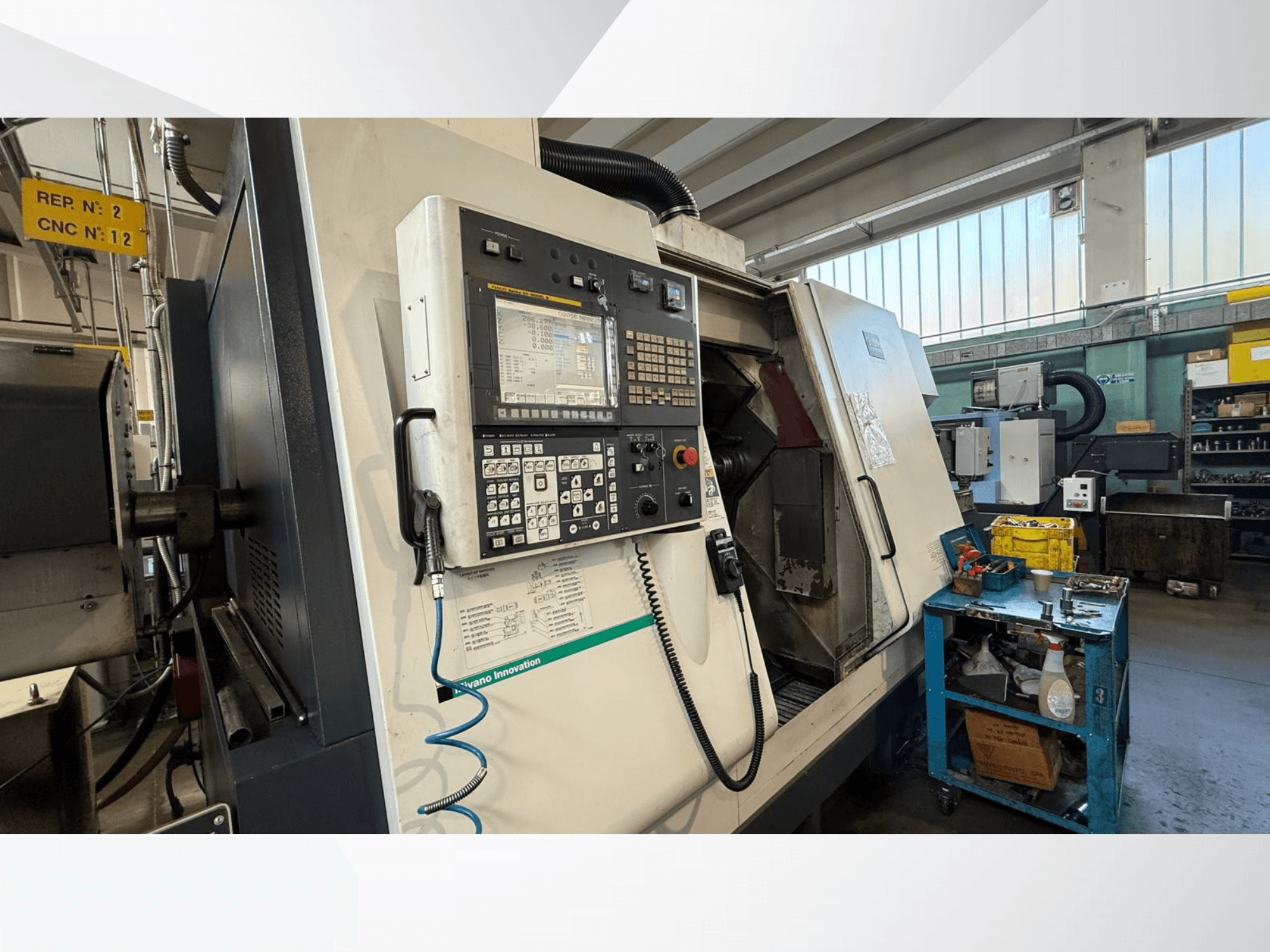 Miyano ABX64 YY2 horizontālās virpošanas mašīnas priekšējais skats ar vadības paneli, ar instrumentiem un aprīkojumu darbnīcā.