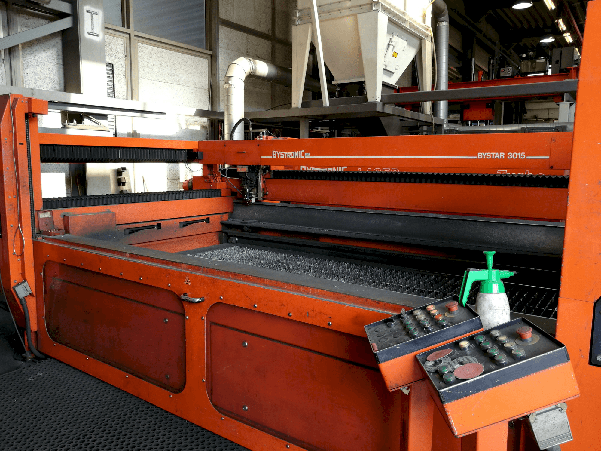 Mašīnas Bystronic Bystar 3015 skats no labās puses