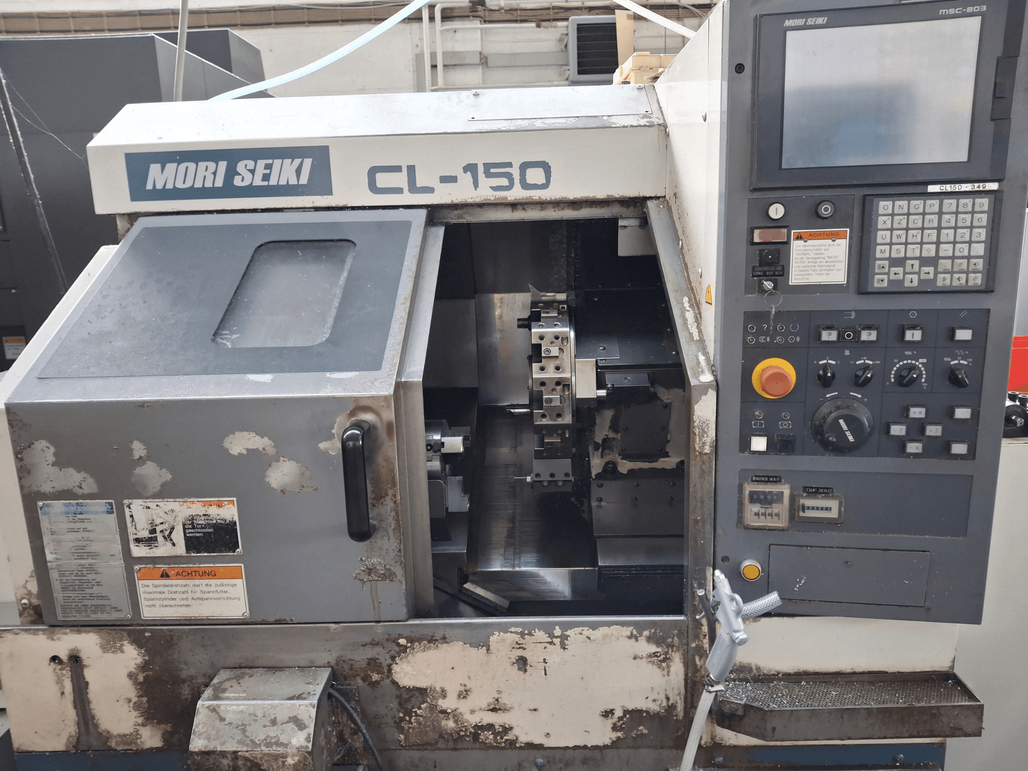 MORI SEIKI CL-150 horizontālās virpošanas iekārta, skats no priekšpuses. Vadības panelis, griezējinstrumenti un darbības displeji.