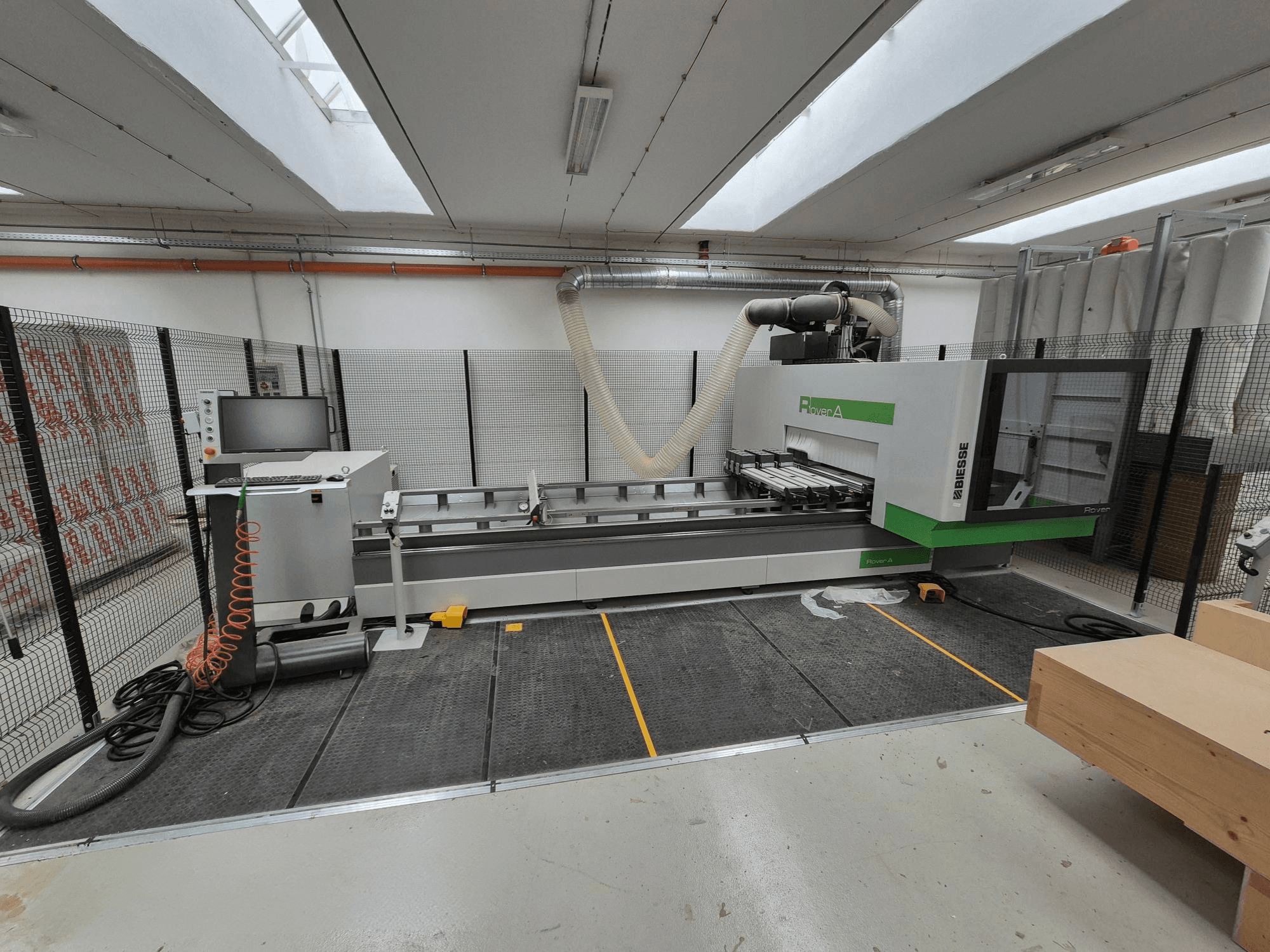 Biesse Rover CNC mašīna darbnīcā, skats no priekšpuses. Ar vadības paneli, vakuuma sistēmu un darba virsmu.