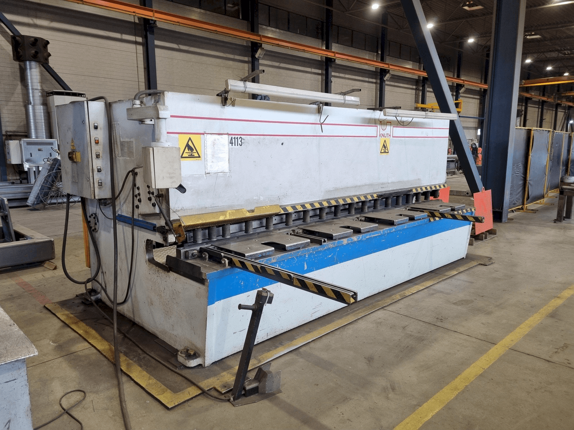 Mašīnas KNUTH KHT 4113 kreisās malas skats
