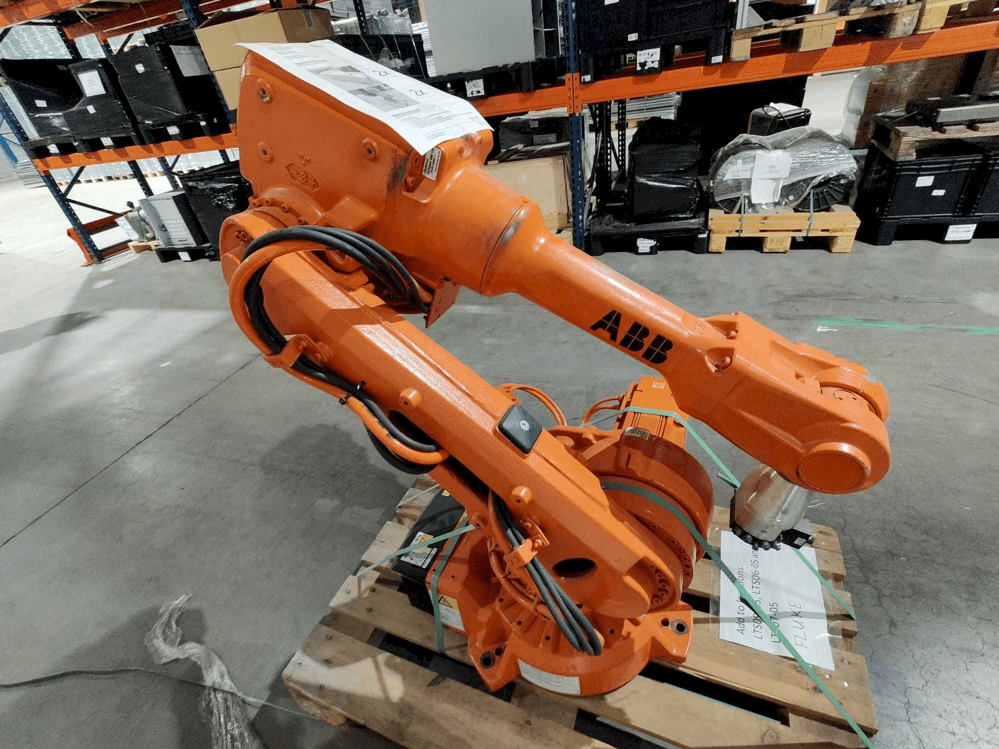 Mašīnas ABB IRB 2600 M2004 pretskats