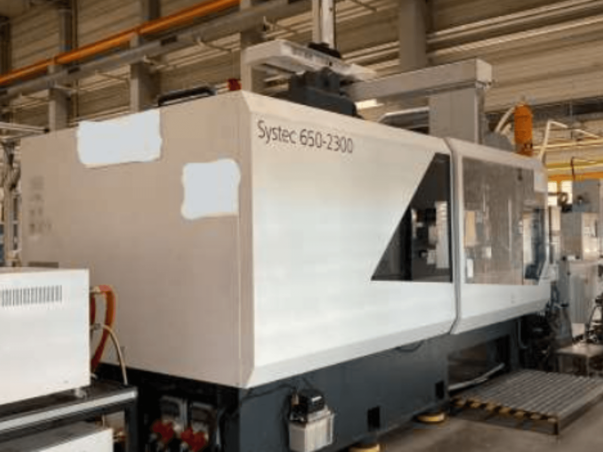Systec 660-2300 mašīna, skats no priekšpuses, ar lielu korpusu, vadības paneli un drošības iekraušanas platformu, piemērota rūpnieciskai lietošanai.
