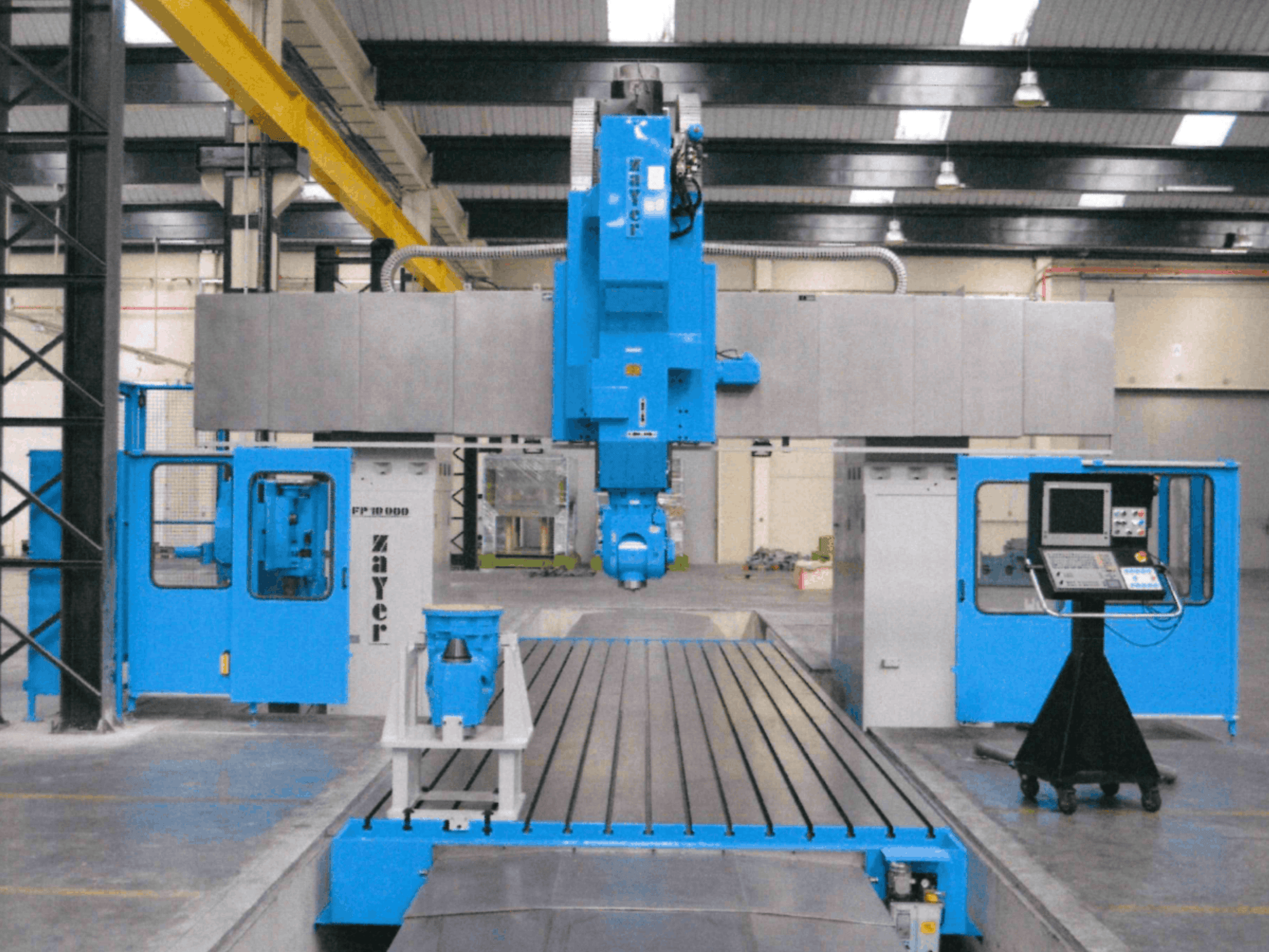 Zayer FP-10000 gultņu tipa frēzēšanas mašīnas skats no priekšpuses, kurā redzama tās zilā konstrukcija, vadības panelis un precīzijas detaļas.
