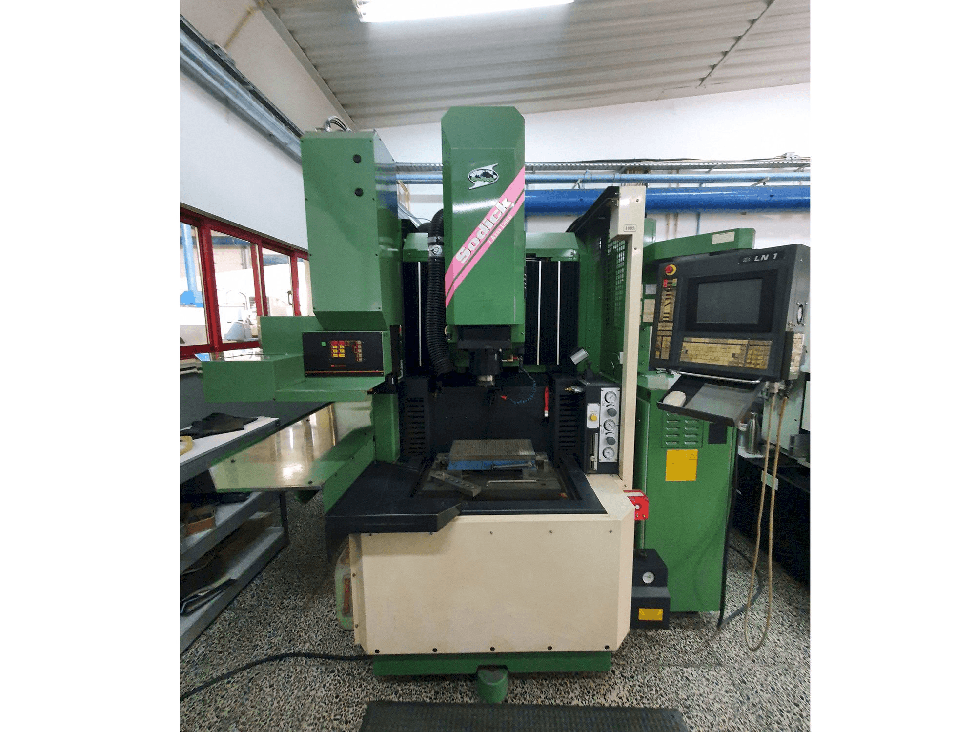 Mašīnas Sodick AQ35L pretskats